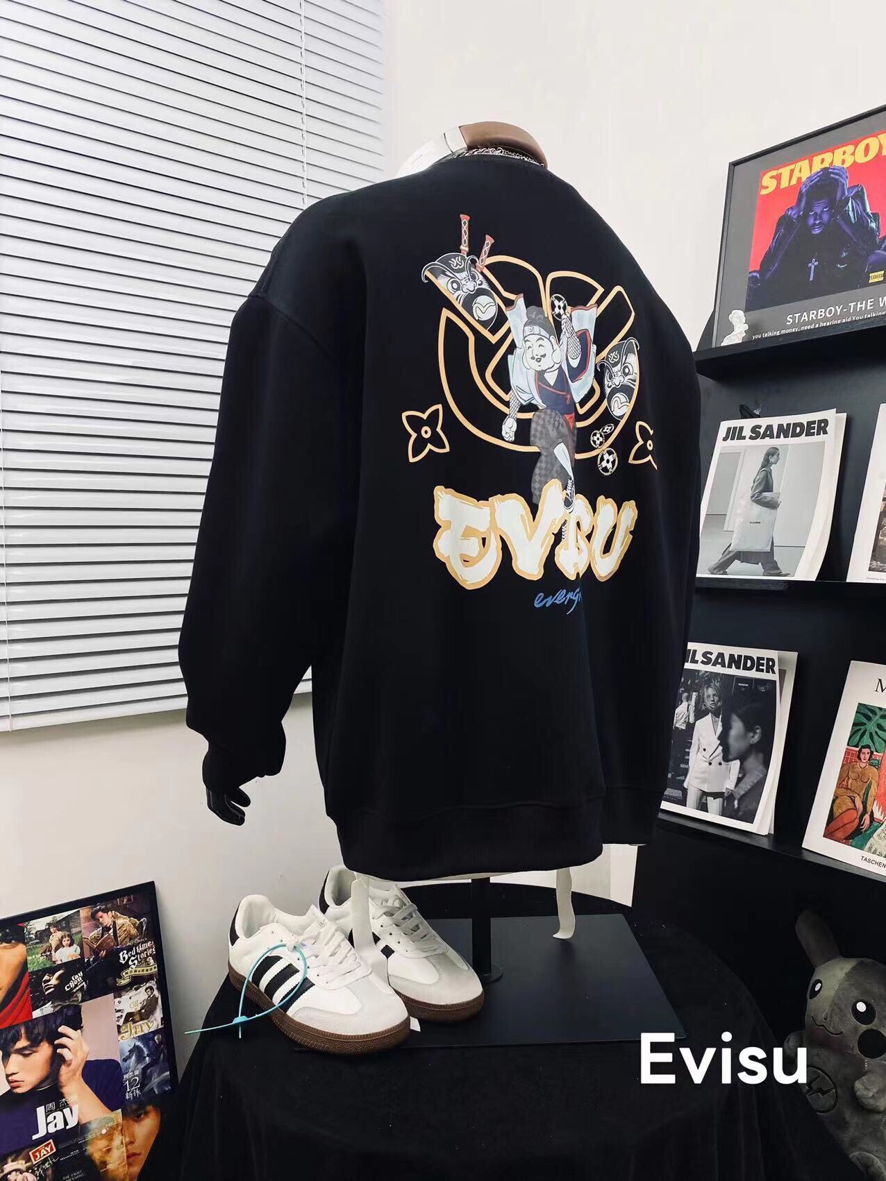 💰110
EVISU🇯🇵 福神新款智慧之轮达摩印花卫衣🌻
顶级版本 重工出品 衣服上你能看得见 胸前字母LOGO和背后口袋印花图案完美配色！不得不推荐一款非常受欢迎的硬货！你需要这样一件超百搭的卫衣👏
背面印花采用双幻彩色调调 深浅不一的 将黑金奢华升级至更高层次⚡️采用的技术是德国进口的数码印机 所以印花是超清晰的 穿久了也不会裂 普通的印花技术根本做不到🙅&zwj;♂️版型超正！宽松舒适！情侣款💑百搭首选 妥妥的自留款冲冲冲

颜色：黑色 

尺码:   M__XXL

           M         L       XL      2XL
衣长  66         68      70       72
胸围  134       136     138     140
袖长  52         54      56       58
  （手工测量 存在1~2厘米的误差哦）