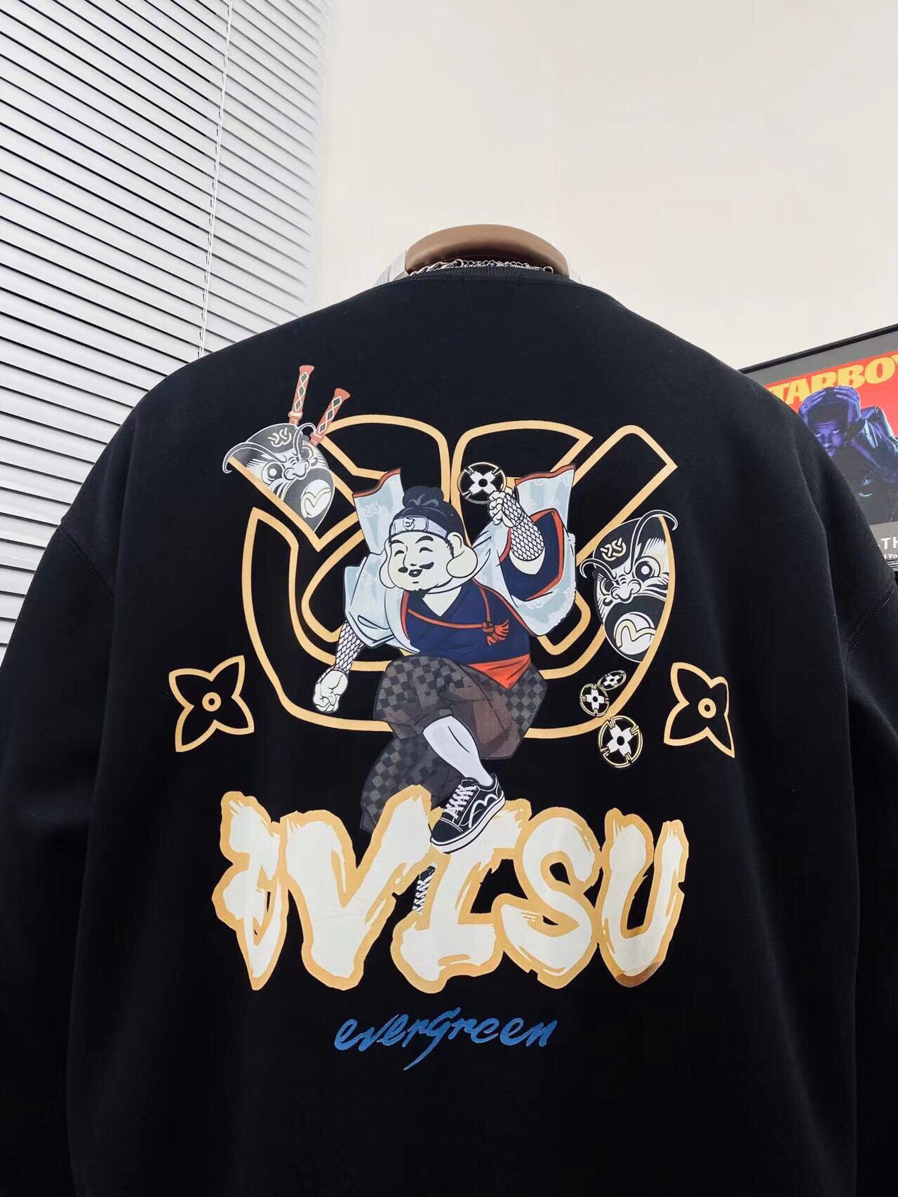 💰110
EVISU🇯🇵 福神新款智慧之轮达摩印花卫衣🌻
顶级版本 重工出品 衣服上你能看得见 胸前字母LOGO和背后口袋印花图案完美配色！不得不推荐一款非常受欢迎的硬货！你需要这样一件超百搭的卫衣👏
背面印花采用双幻彩色调调 深浅不一的 将黑金奢华升级至更高层次⚡️采用的技术是德国进口的数码印机 所以印花是超清晰的 穿久了也不会裂 普通的印花技术根本做不到🙅&zwj;♂️版型超正！宽松舒适！情侣款💑百搭首选 妥妥的自留款冲冲冲

颜色：黑色 

尺码:   M__XXL

           M         L       XL      2XL
衣长  66         68      70       72
胸围  134       136     138     140
袖长  52         54      56       58
  （手工测量 存在1~2厘米的误差哦）