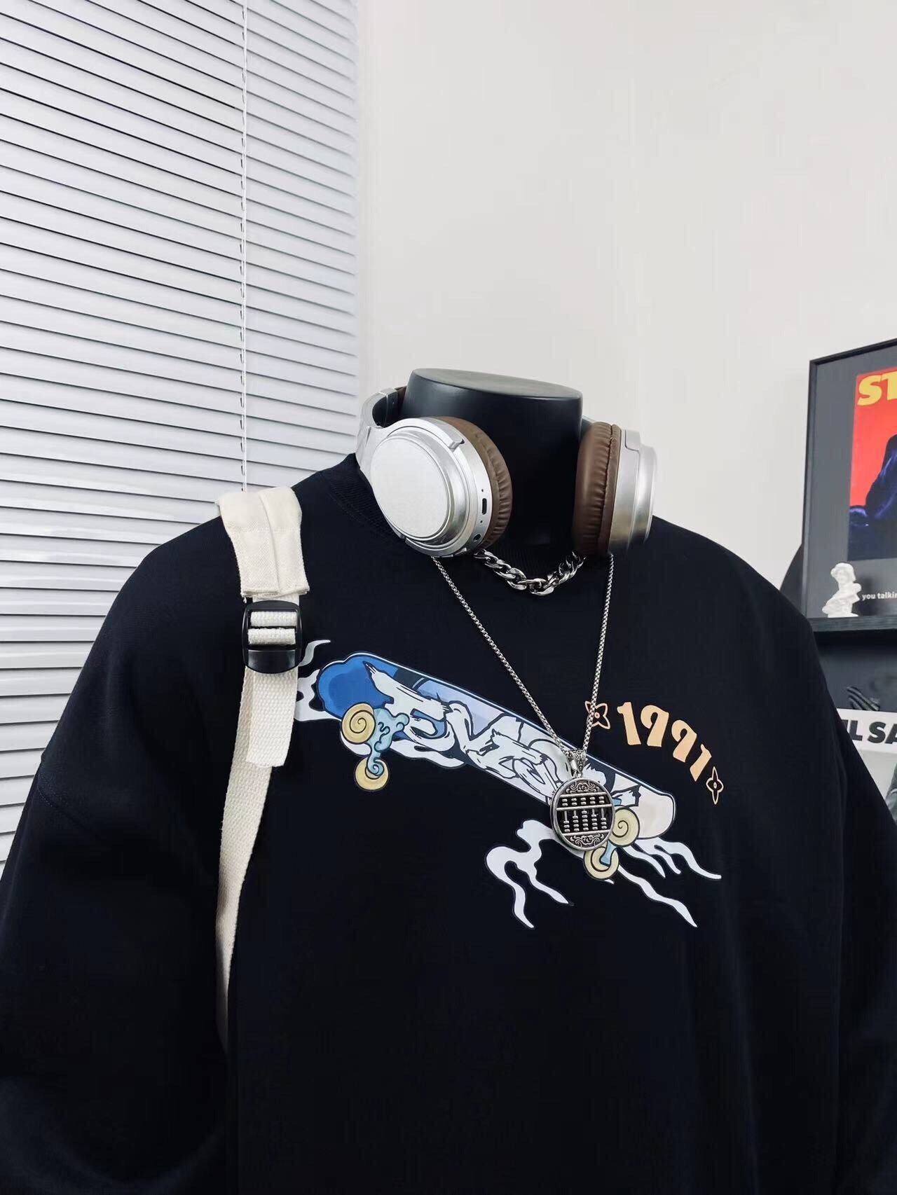 💰110
EVISU🇯🇵 福神新款智慧之轮达摩印花卫衣🌻
顶级版本 重工出品 衣服上你能看得见 胸前字母LOGO和背后口袋印花图案完美配色！不得不推荐一款非常受欢迎的硬货！你需要这样一件超百搭的卫衣👏
背面印花采用双幻彩色调调 深浅不一的 将黑金奢华升级至更高层次⚡️采用的技术是德国进口的数码印机 所以印花是超清晰的 穿久了也不会裂 普通的印花技术根本做不到🙅&zwj;♂️版型超正！宽松舒适！情侣款💑百搭首选 妥妥的自留款冲冲冲

颜色：黑色 

尺码:   M__XXL

           M         L       XL      2XL
衣长  66         68      70       72
胸围  134       136     138     140
袖长  52         54      56       58
  （手工测量 存在1~2厘米的误差哦）