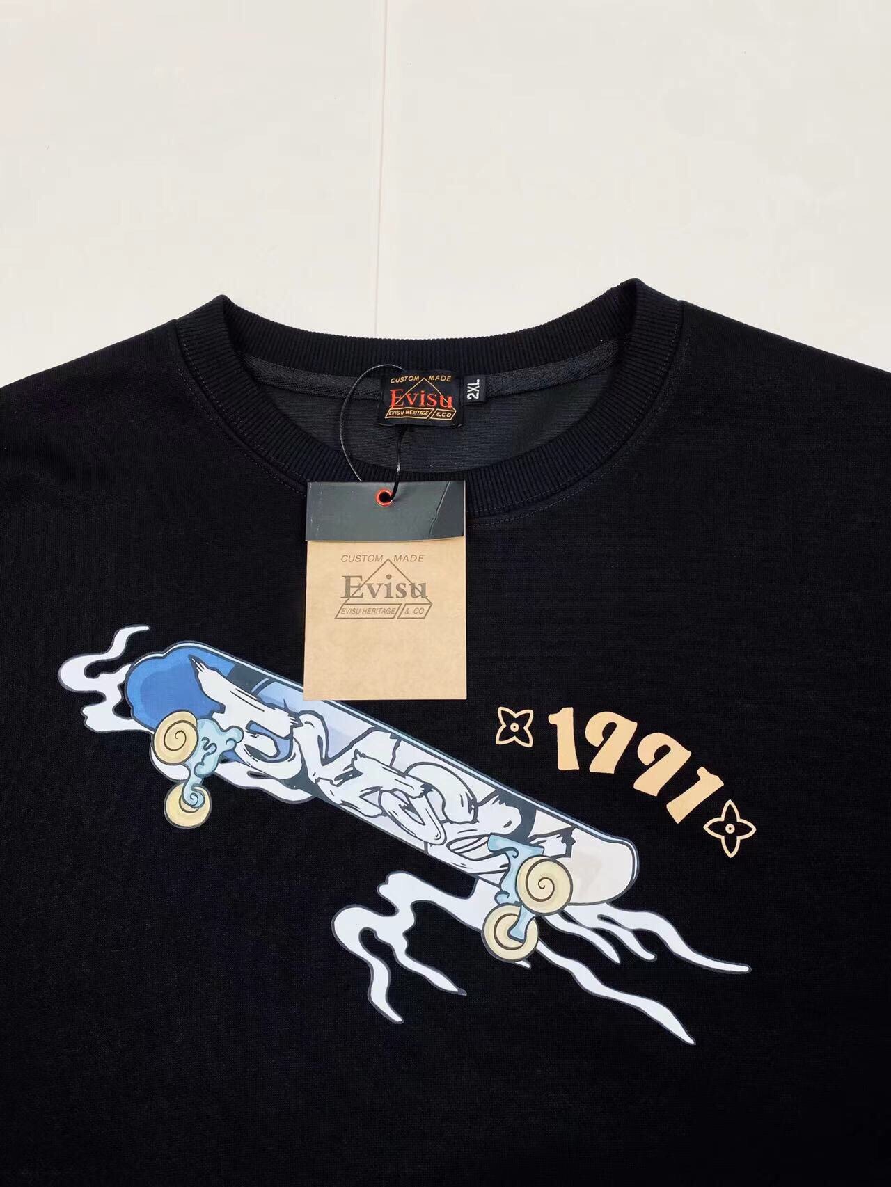💰110
EVISU🇯🇵 福神新款智慧之轮达摩印花卫衣🌻
顶级版本 重工出品 衣服上你能看得见 胸前字母LOGO和背后口袋印花图案完美配色！不得不推荐一款非常受欢迎的硬货！你需要这样一件超百搭的卫衣👏
背面印花采用双幻彩色调调 深浅不一的 将黑金奢华升级至更高层次⚡️采用的技术是德国进口的数码印机 所以印花是超清晰的 穿久了也不会裂 普通的印花技术根本做不到🙅&zwj;♂️版型超正！宽松舒适！情侣款💑百搭首选 妥妥的自留款冲冲冲

颜色：黑色 

尺码:   M__XXL

           M         L       XL      2XL
衣长  66         68      70       72
胸围  134       136     138     140
袖长  52         54      56       58
  （手工测量 存在1~2厘米的误差哦）
