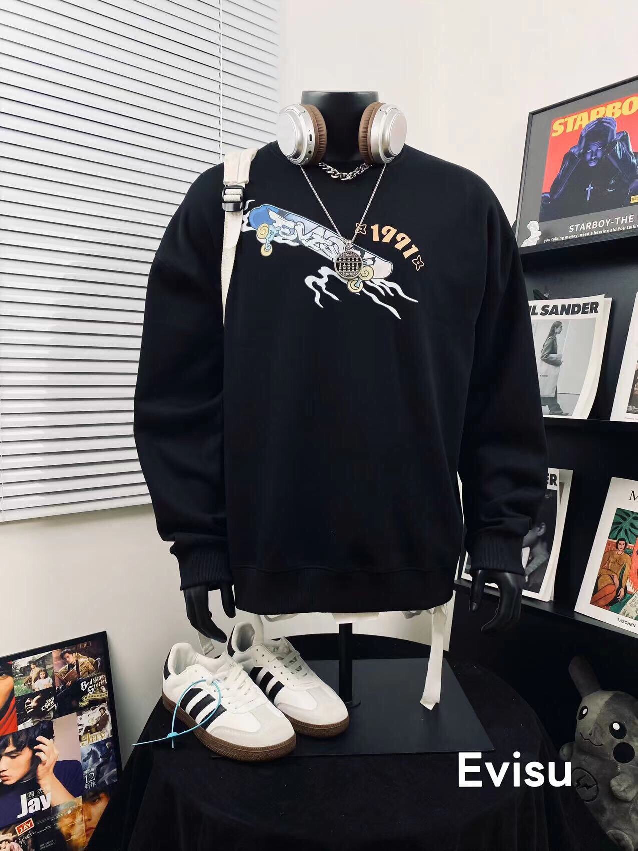 💰110
EVISU🇯🇵 福神新款智慧之轮达摩印花卫衣🌻
顶级版本 重工出品 衣服上你能看得见 胸前字母LOGO和背后口袋印花图案完美配色！不得不推荐一款非常受欢迎的硬货！你需要这样一件超百搭的卫衣👏
背面印花采用双幻彩色调调 深浅不一的 将黑金奢华升级至更高层次⚡️采用的技术是德国进口的数码印机 所以印花是超清晰的 穿久了也不会裂 普通的印花技术根本做不到🙅&zwj;♂️版型超正！宽松舒适！情侣款💑百搭首选 妥妥的自留款冲冲冲

颜色：黑色 

尺码:   M__XXL

           M         L       XL      2XL
衣长  66         68      70       72
胸围  134       136     138     140
袖长  52         54      56       58
  （手工测量 存在1~2厘米的误差哦）