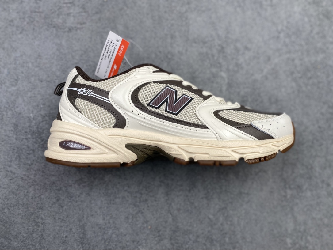特价💰140
New Balance NB530 新百伦复古透气跑步鞋 抛弃过往以皮革为主的人气轮廓 以极具复古风范的跑鞋外观呈现 设计上全鞋以简约清爽的纯白色作基底 鞋身覆盖大面积织物网眼材质 并于鞋头、鞋带孔眼片等细节处点缀对比鲜明的反光银镀层凸显 鞋舌、侧身等位置则辅以一贯的「N」字标志和品牌徽标彰显身份 最后通过搭载的 ABZORB 缓震中底完善整体造型
货号:U530ASM
尺码:36-45w5
