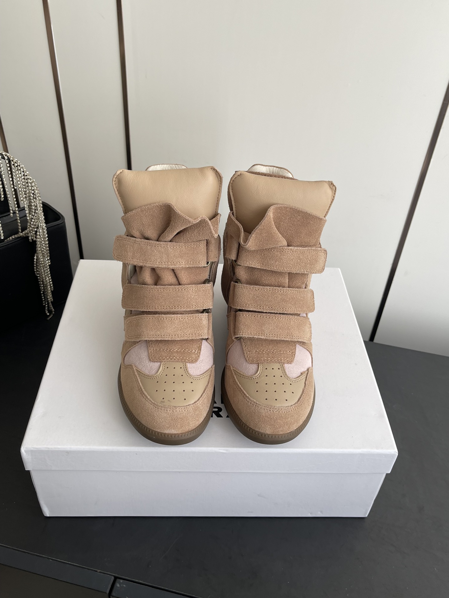 NO:628575,ISABEL MARANT 25 new styles of fall and winter wedge-heeled casual shoes. INS Internet celebrity bloggers recommend a pair of simple yet high-end boots... The perfect encounter between exquisite craftsmanship and fashion style. Every stitch and every thread is woven into a fashion legend. Every inch of leather tells the persistence of quality. Every pair of Isabel shoes is the epitome of the brand soul. It exudes a noble, mysterious and fashionable atmosphere, allowing you to stand out in the fashion wave~~~  The original 1:1 replica hidden line outsole feels particularly comfortable on the feet. It is casual and versatile and is perfect for street photography. It is easy to wear and stylish. Size 35-41 (40.41 customized), snow boots, boots19860909ISABEL MARANT 伊莎贝尔 25款秋冬新款 坡跟休闲鞋 INS网红博主热推一双简单又不失高级的靴子... 精致工艺与时尚风格的完美邂逅 每一针每一线 都编织的时尚传奇 每一寸皮革 都诉说着品质的执着 每一双伊莎贝尔的鞋子都是品牌灵魂的缩影 散发着高贵 神秘且时尚的气息 让你在时尚的浪潮中脱颖而出~~~ 原版1:1复刻隐线大底 脚感特别舒适 随意百搭超级适合街拍 好穿有型 码数35-41（40.41定做）,雪地靴,boots,Women's Shoes