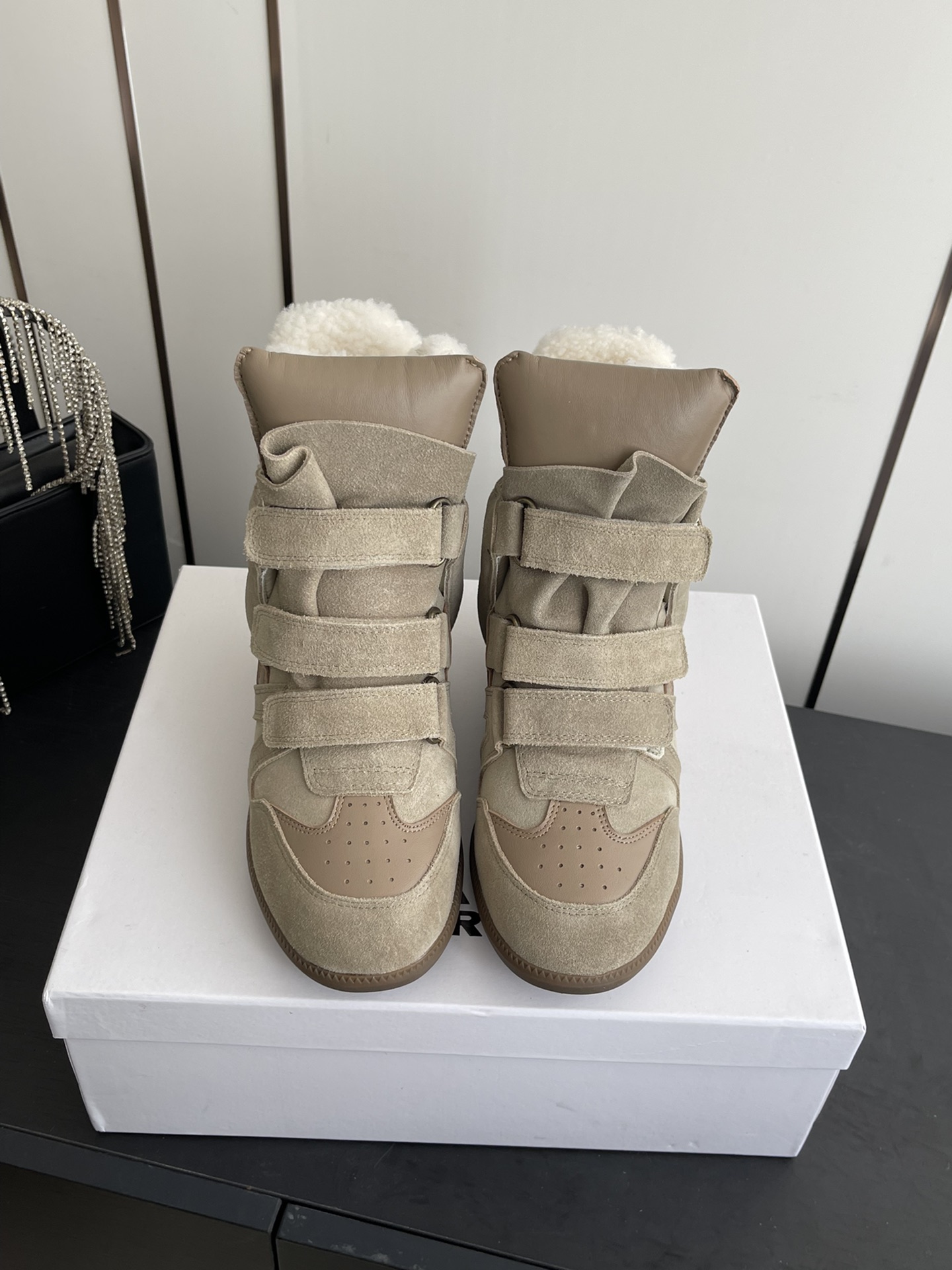 NO:628582,ISABEL MARANT 25 new autumn and winter styles of wool-lined wedge-heeled casual shoes. INS Internet celebrity bloggers recommend a pair of simple yet high-end boots... The perfect encounter between exquisite craftsmanship and fashion style. Every needle and every thread is woven into a fashion legend. Every inch of leather tells the persistence of quality. Every pair of Isabel shoes is the epitome of the brand soul, exuding a noble, mysterious and fashionable atmosphere, allowing you to stand out in the fashion wave~~~  The original 1:1 replica hidden line outsole feels particularly comfortable on the feet. It is casual and versatile and is perfect for street photography. It is easy to wear and stylish. Size 35-41 (40.41 customized), snow boots, boots19860909ISABEL MARANT 伊莎贝尔 25款秋冬新款 羊毛里 坡跟休闲鞋 INS网红博主热推一双简单又不失高级的靴子... 精致工艺与时尚风格的完美邂逅 每一针每一线 都编织的时尚传奇 每一寸皮革 都诉说着品质的执着 每一双伊莎贝尔的鞋子都是品牌灵魂的缩影 散发着高贵 神秘且时尚的气息 让你在时尚的浪潮中脱颖而出~~~ 原版1:1复刻隐线大底 脚感特别舒适 随意百搭超级适合街拍 好穿有型 码数35-41（40.41定做）,雪地靴,boots,Women's Shoes