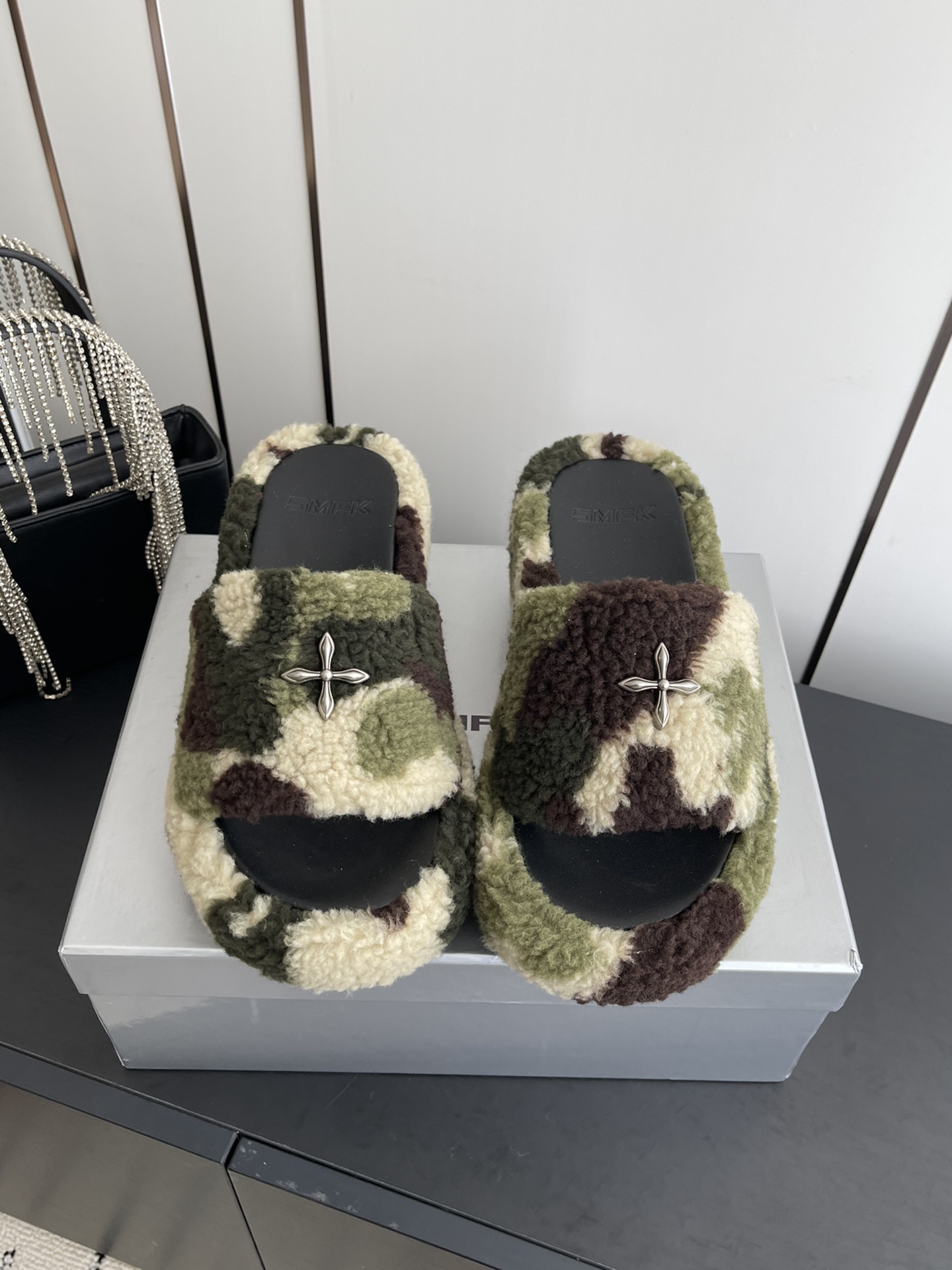 NO:628562,SMFK Cross 25ss new autumn and winter thick-soled furry slippers SMFK ICON furry high-heeled slippers, integrated design concept, using one material as a whole, restoring the beauty of the whole, more reflecting the original beauty of the structure and materials, semi-manual bonding and cutting, maintaining the traditional SHEARLING shearing fur integrated processing technology. The soles are fitted with SMFK WAVE rubber soles. The uppers are inlaid with COMPASS cross metal badges. The fabric is imported from Iceland. Mesh lining, original molded cross bottom outsole, size 35-40 (customized for 40), furry shoes and slippers, slippers19860909SMFK 十字 25ss 秋冬新款 厚底 毛毛拖鞋 SMFK ICON毛毛高跟拖鞋,一体化的设计理念,整体运用一种材质,还原一个整体的美感,更加体现结构和材料的原本美感,半手工粘合和裁剪制作,保持传统的SHEARLING 剪羊毛的皮毛一体处理工艺.鞋底貼合SMFK WAVE橡胶鞋底.鞋面镶嵌COMPASS十字花金属徽章. 面料进口冰岛毛 内里网布 大底原版开模十字底 码数35-40（40定做）,毛毛鞋拖鞋,slippers,Women's Shoes