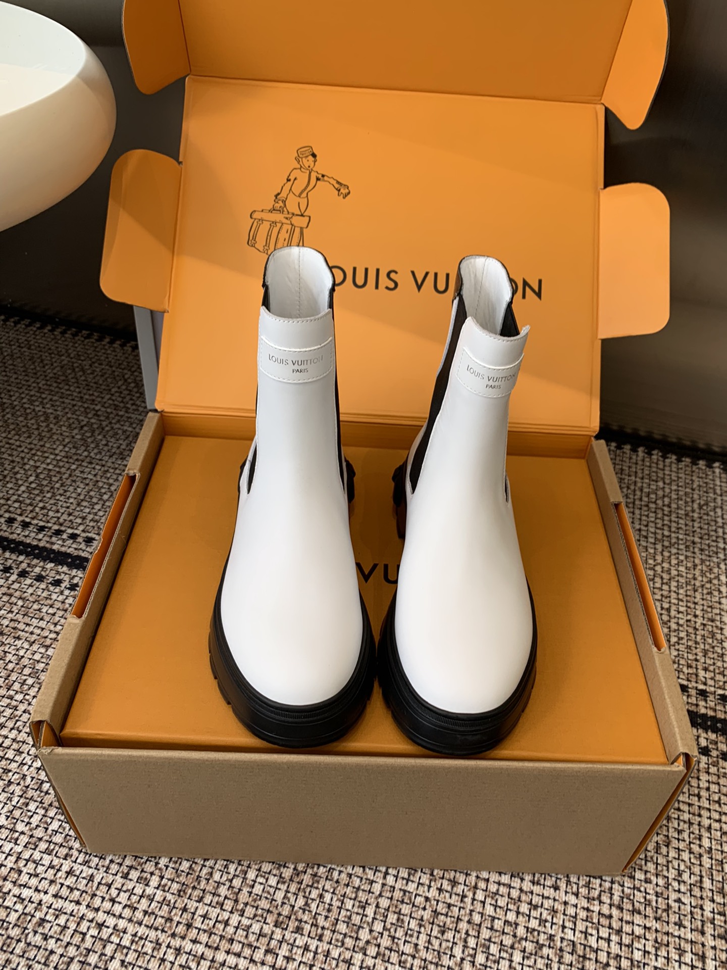 NO:630171,Louis Vuotton autumn and winter new styles, classic internet celebrity models, Chelsea boots, LV Ruby boots, the top version is coming. The new boots are very special. Flat boots inspire trend charm between toughness and femininity. Full-grain calfskin upper, matte texture. Water-dyed cowhide lining. Original IP foam rubber sole. Size 35-41 (customized for 40 41), boots, louis vuitton, louis  vuitton,boots,cowhide19860909Louis Vuotton 秋冬季新款 经典网红款 切尔西短靴 LV Ruby 短靴顶级版本爆款来袭 新款的靴靴非常特别 平底靴在硬朗和柔美之间激发潮流魅力 鞋面全粒面小牛皮 雾哑的质感 内里水染牛皮里 原版IP发泡橡胶底 码数35-41（40 41订做）,靴子,louis vuitton,louis vuitton,boots,cowhide,Women's Shoes