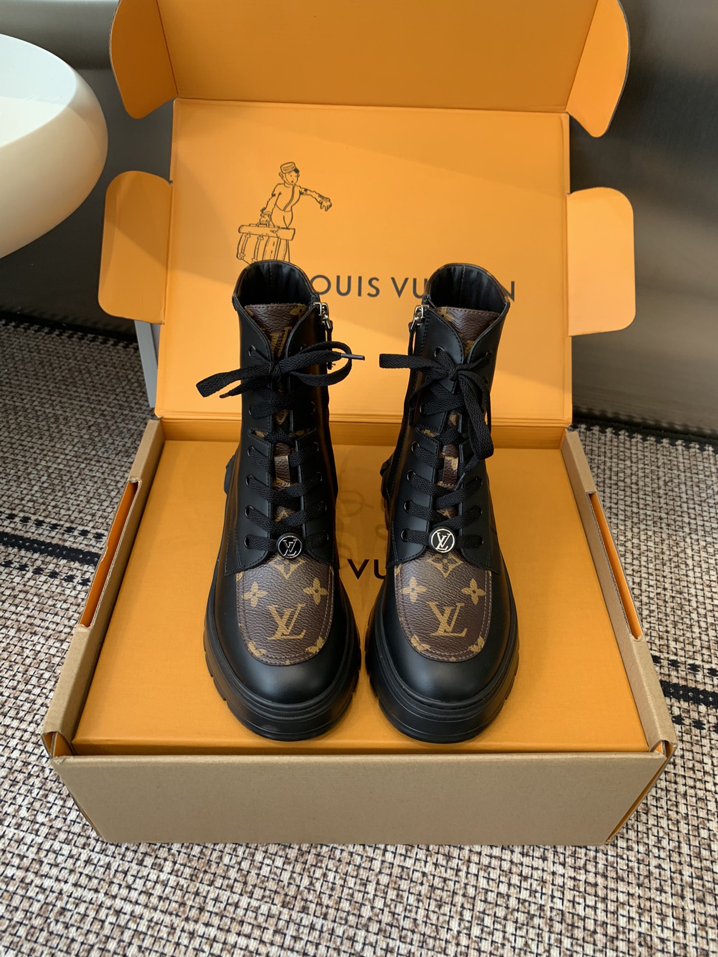 NO:630173,Louis Vuotton autumn and winter new styles, classic internet celebrity style, lace-up Chelsea boots, LV Ruby boots, the top version is coming. The new boots are very special. Flat boots inspire trend charm between toughness and femininity. Full-grain calfskin upper, matte texture. Water-dyed cowhide lining. Original IP foam rubber sole. Size 35-41 (customized for 40 41), boots, louis vuitton, louis  vuitton,boots,cowhide19860909Louis Vuotton 秋冬季新款 经典网红款 系带 切尔西短靴 LV Ruby 短靴顶级版本爆款来袭 新款的靴靴非常特别 平底靴在硬朗和柔美之间激发潮流魅力 鞋面全粒面小牛皮 雾哑的质感 内里水染牛皮里 原版IP发泡橡胶底 码数35-41（40 41订做）,靴子,louis vuitton,louis vuitton,boots,cowhide,Women's Shoes