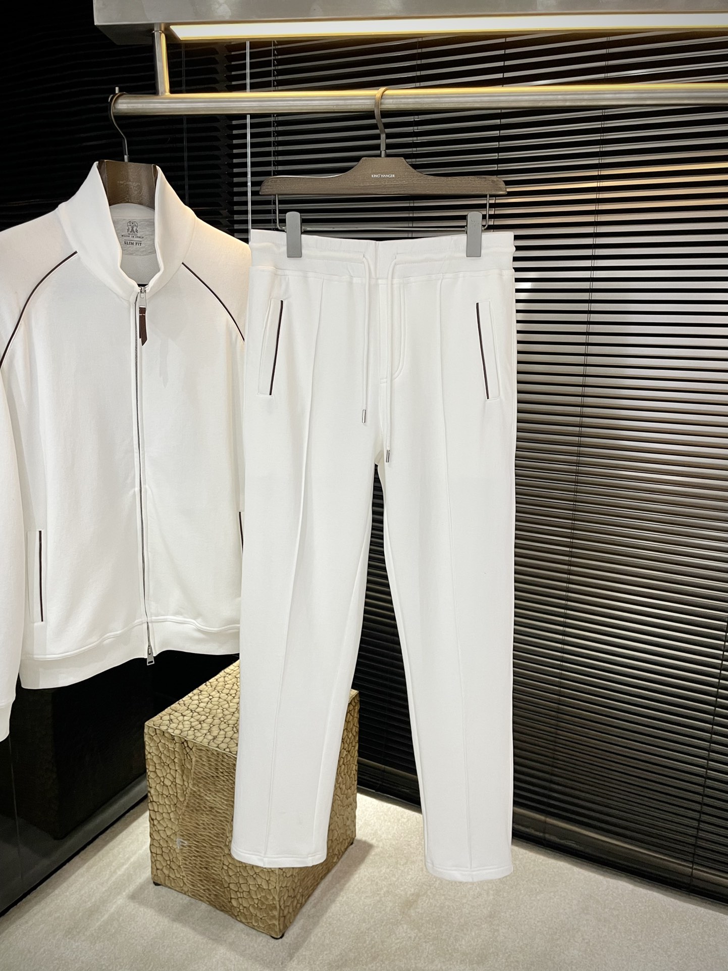 NO:621914,Pants P BC highly recommended!  The new autumn products are full of accents. The upper body is very good and super stylish. It is definitely a weapon to attract repeat customers!  Fashionable suit. Made of imported 94 long-staple cotton fabric, with good comfort and exquisite workmanship!  Casual and handsome European and American style!  Smooth and neat, the upper body is straight and stylish, fashionable and handsome, a full sportsman image!  Size 44-56,,alexander wang19860909裤子 P  BC 重磅推荐！秋季新品 十足腔调 上身非常的赞 超有型 绝对是吸引回头率的利器！时尚潮流套装.采用进口94长绒棉面料,舒适度好,车工精湛！随性帅气的欧美调调！流畅利落 上身挺括有型,时尚又帅气,十足的型男形象！尺码 44-56,,alexander wang,Men's clothing