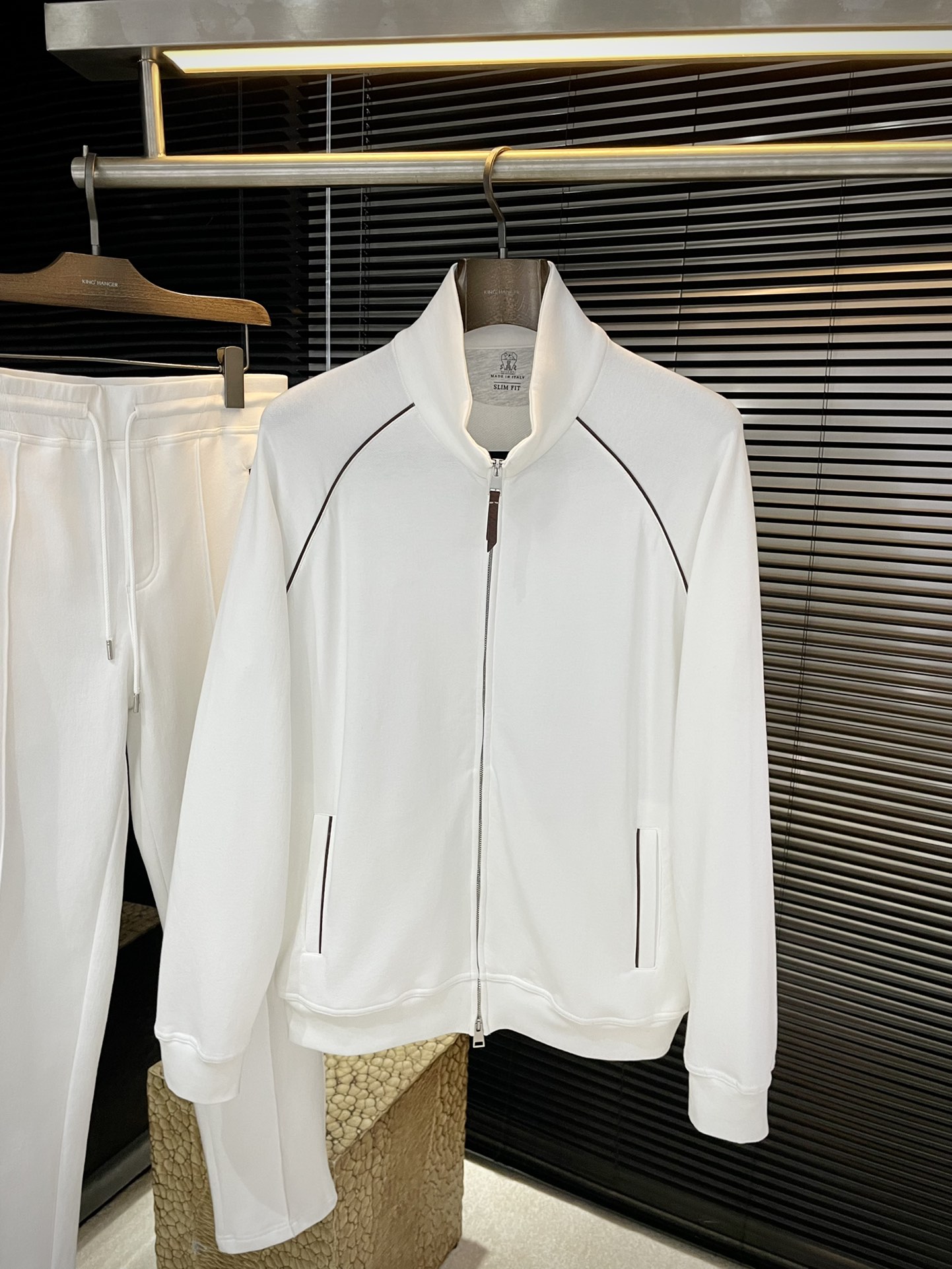 NO:621920,Jacket P BC highly recommended!  The new autumn products are full of accents. The upper body is very good and super stylish. It is definitely a weapon to attract repeat customers!  Fashionable suit. Made of imported 94 long-staple cotton fabric, with good comfort and exquisite workmanship!  Casual and handsome European and American style!  Smooth and neat, the upper body is straight and stylish, fashionable and handsome, a full sportsman image!  Size 44-56,,jackets & coats,alexander wang19860909外套 P  BC 重磅推荐！秋季新品 十足腔调 上身非常的赞 超有型 绝对是吸引回头率的利器！时尚潮流套装.采用进口94长绒棉面料,舒适度好,车工精湛！随性帅气的欧美调调！流畅利落 上身挺括有型,时尚又帅气,十足的型男形象！尺码 44-56,,jackets & coats,alexander wang,Men's clothing