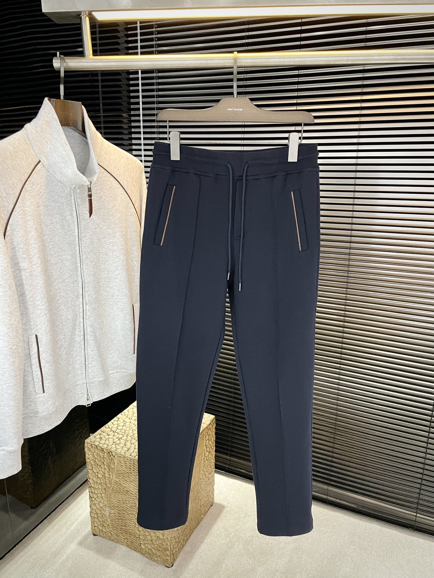 NO:621926,Pants P BC highly recommended!  The new autumn products are full of accents. The upper body is very good and super stylish. It is definitely a weapon to attract repeat customers!  Fashionable suit. Made of imported 94 long-staple cotton fabric, with good comfort and exquisite workmanship!  Casual and handsome European and American style!  Smooth and neat, the upper body is straight and stylish, fashionable and handsome, a full sportsman image!  Size 44-56,,alexander wang19860909裤子 P  BC 重磅推荐！秋季新品 十足腔调 上身非常的赞 超有型 绝对是吸引回头率的利器！时尚潮流套装.采用进口94长绒棉面料,舒适度好,车工精湛！随性帅气的欧美调调！流畅利落 上身挺括有型,时尚又帅气,十足的型男形象！尺码 44-56,,alexander wang,Men's clothing