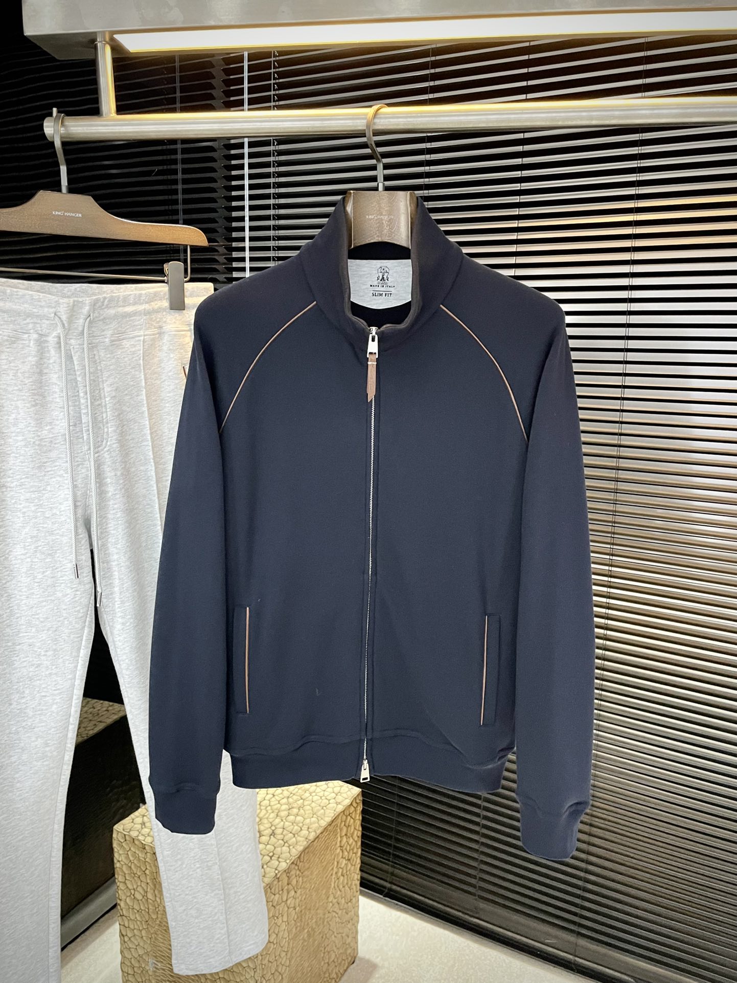 NO:621932,Jacket P BC highly recommended!  The new autumn products are full of accents. The upper body is very good and super stylish. It is definitely a weapon to attract repeat customers!  Fashionable suit. Made of imported 94 long-staple cotton fabric, with good comfort and exquisite workmanship!  Casual and handsome European and American style!  Smooth and neat, the upper body is straight and stylish, fashionable and handsome, a full sportsman image!  Size 44-56,,jackets & coats,alexander wang19860909外套 P  BC 重磅推荐！秋季新品 十足腔调 上身非常的赞 超有型 绝对是吸引回头率的利器！时尚潮流套装.采用进口94长绒棉面料,舒适度好,车工精湛！随性帅气的欧美调调！流畅利落 上身挺括有型,时尚又帅气,十足的型男形象！尺码 44-56,,jackets & coats,alexander wang,Men's clothing