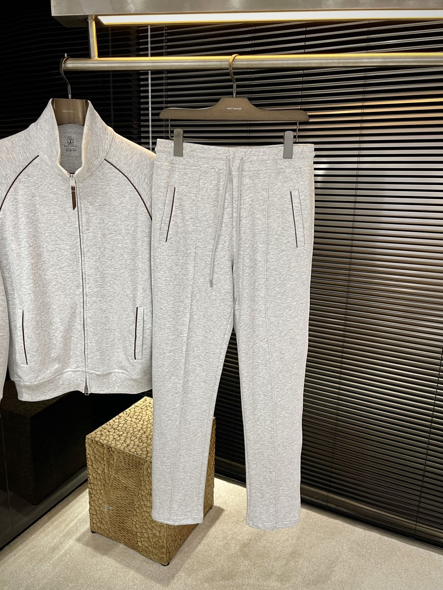 NO:621938,Pants P BC highly recommended!  The new autumn products are full of accents. The upper body is very good and super stylish. It is definitely a weapon to attract repeat customers!  Fashionable suit. Made of imported 94 long-staple cotton fabric, with good comfort and exquisite workmanship!  Casual and handsome European and American style!  Smooth and neat, the upper body is straight and stylish, fashionable and handsome, a full sportsman image!  Size 44-56,,alexander wang19860909裤子 P  BC 重磅推荐！秋季新品 十足腔调 上身非常的赞 超有型 绝对是吸引回头率的利器！时尚潮流套装.采用进口94长绒棉面料,舒适度好,车工精湛！随性帅气的欧美调调！流畅利落 上身挺括有型,时尚又帅气,十足的型男形象！尺码 44-56,,alexander wang,Men's clothing