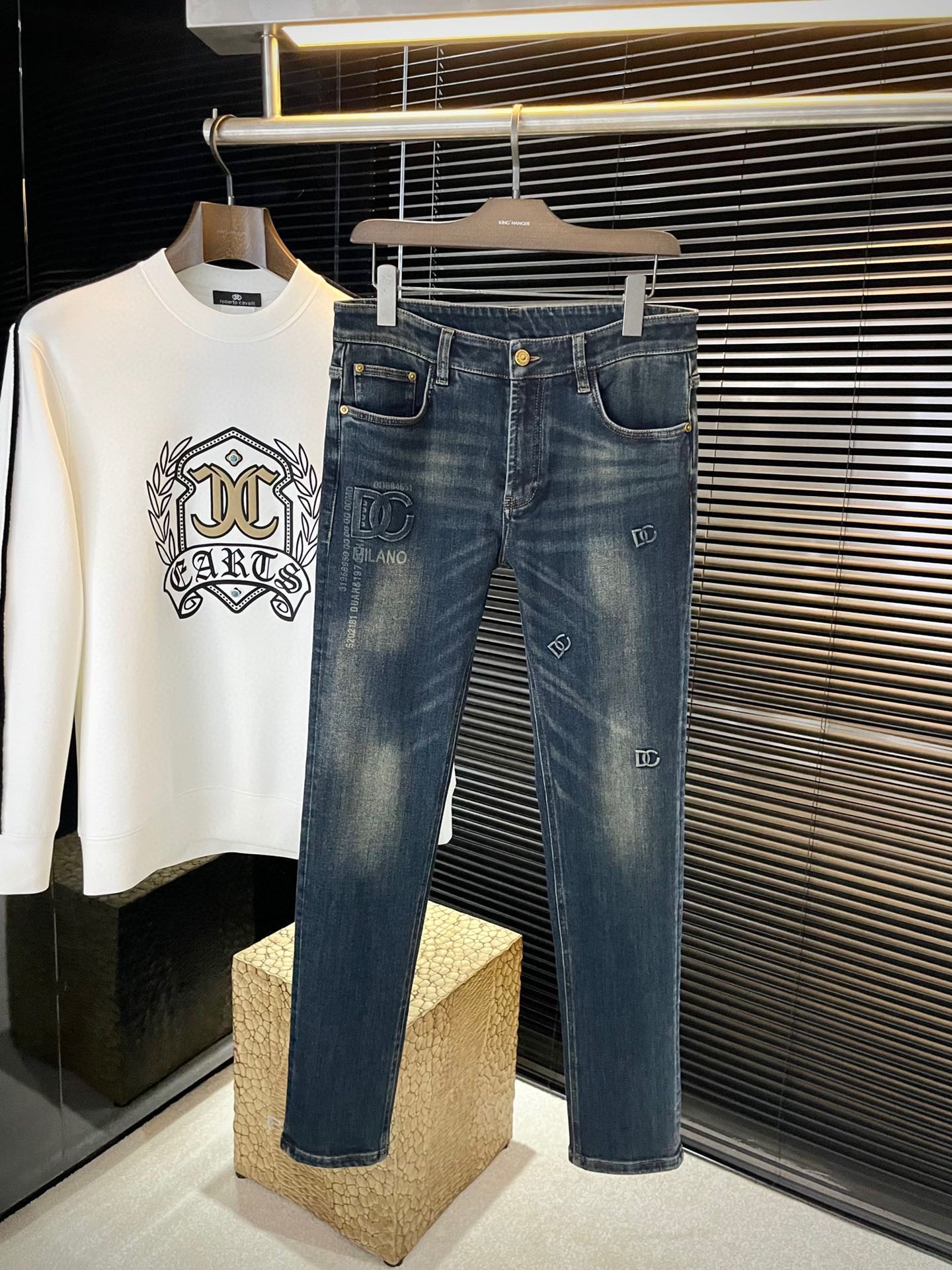 NO:621947,P Dolce&Gabba - (Dolce & Gabbana) new jeans for autumn and winter. Imported Italian high-definition denim fabric. Fashionable and casual. Regular fit. Micro-elastic fabric. The fabric is comfortable and soft, breaking the feel of conventional denim fabrics.  29-38 (37),,Dolce&Gabbana,Dolce&Gabbana,jeans,alexander wang19860909P  Dolce&Gabba-（杜嘉班纳）秋冬新款牛仔裤 进口意大利高定牛仔面料 时尚休闲 常规版型 微弹力面料 面料舒适柔软,突破常规牛仔的面料手感,不闷热,舒适感极佳.随意百搭 久洗不变形 上身效果极佳.大方优雅的剪裁,设计不断创新却始终保持着高贵优雅的风格和品位 演绎时尚魅惑 版型小直筒 时尚佳品 专柜码数 29-38（37）,,Dolce&Gabbana,Dolce&Gabbana,jeans,alexander wang,Men's clothing