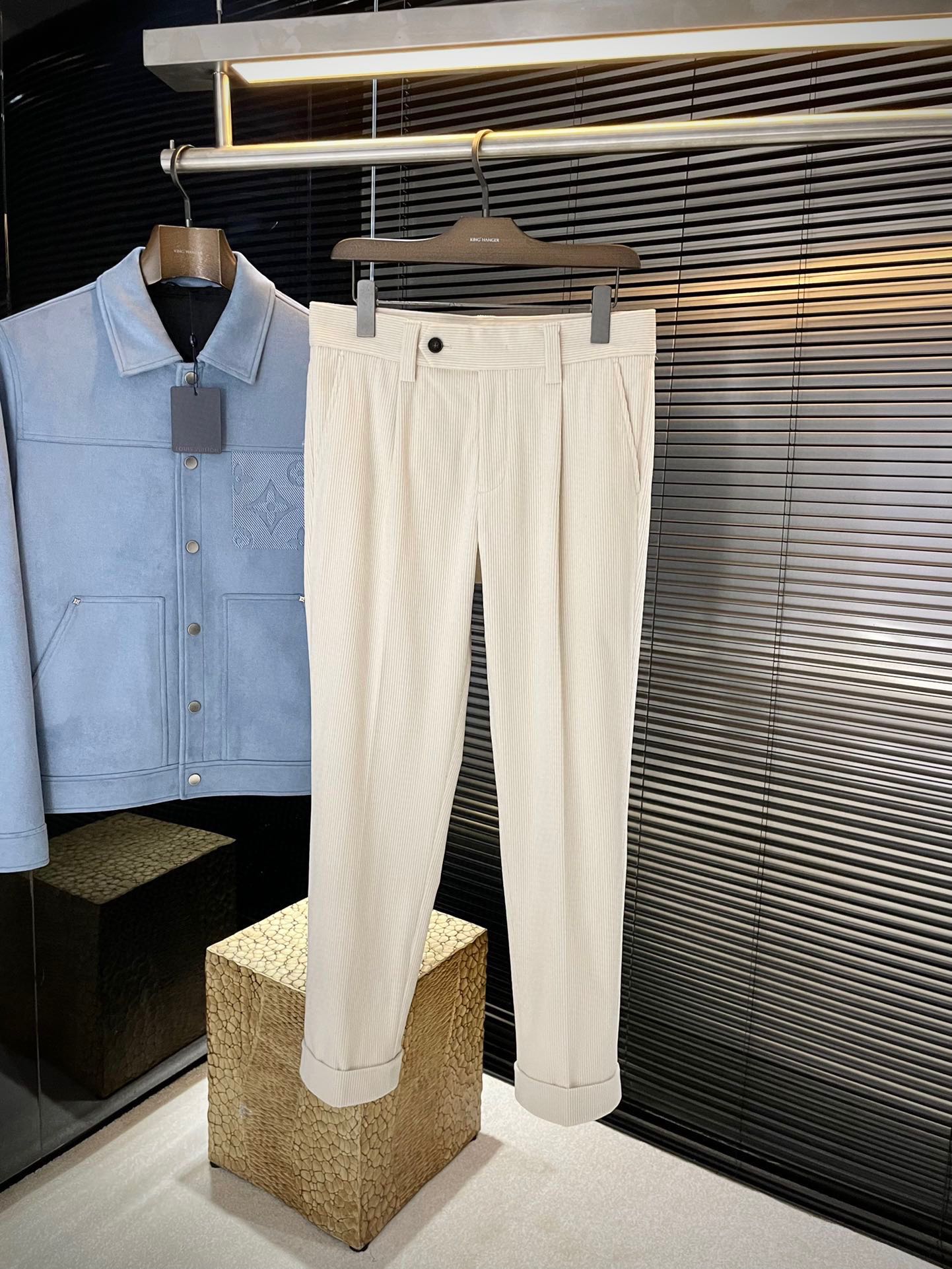 NO:621952,P Monch (Mongolian mouth) is a new autumn style, the latest casual pants in the counter. The original trousers have a casual and versatile upper body, with a casual and lazy style. The original imported polyester fiber fabric is customized. The fabric is comfortable, with a strong sense of quality, and the upper body effect is excellent. The comfort is overwhelming. The brand pattern is embroidered and embellished. The embroidery is fine and restored one to one... High-end atmosphere, the ultimate product in quality. If you have the taste of autumn, the first choice for autumn casual pants. A must-have... Size 30-38  Purchasing agent level,,Moncler,alexander wang19860909P  Monch（蒙口）秋季新款,专柜最新休闲裤.原版裤型上身休闲百搭、随性慵懒范,定制原版进口聚脂纤维面料 面料舒适,品质感极强,上身效果极佳 舒适感爆棚. 品牌图案刺绣点缀 刺绣精细,一比一还原…高端大气,品质中的臻品 秋天的的味道有没有,秋季休闲裤首选 .人手必入……码数 30-38 代购级别,,Moncler,alexander wang,Men's clothing