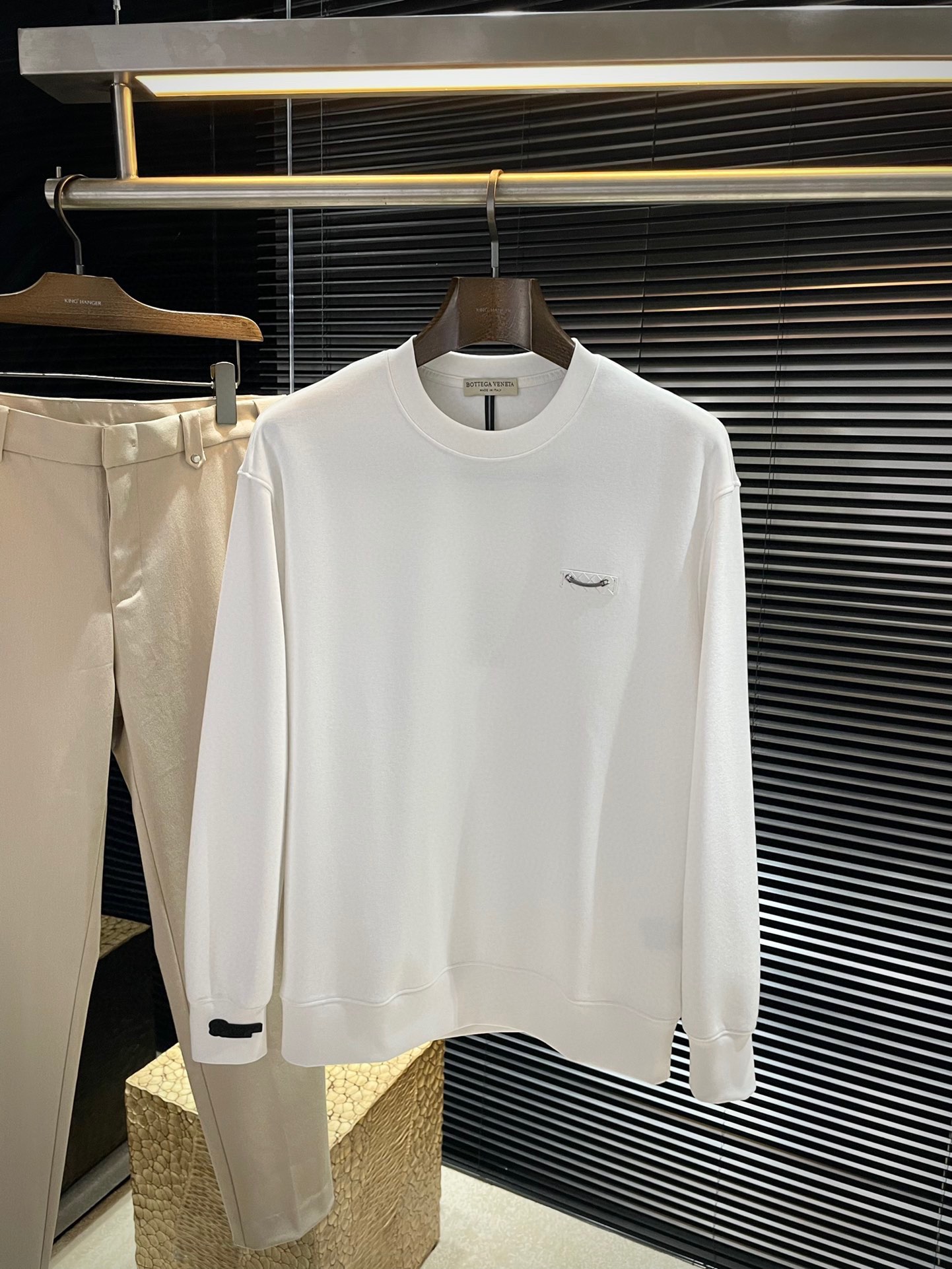 NO:621967,P Bv - (Bottega Veneta) new autumn style, the latest sweatshirts in the store. The original version is casual and versatile, and has a casual and lazy style. Customized original aviation cotton fabric, which is extremely comfortable. High-end atmosphere, does it have the taste of autumn, the first choice. Size M-3XL Purchasing level...,,bottega veneta,bottega veneta,hoodie,sweatshirts,alexander wang19860909P  Bv-（葆蝶家）秋季新款,专柜最新卫衣 原版版型上身休闲百搭、随性慵懒范,定制原版航空棉面料,舒适感爆棚.高端大气,秋天的味道有没有,首选 .码数 M-3XL 代购级别……,,bottega veneta,bottega veneta,hoodie,sweatshirts,alexander wang,Men's clothing