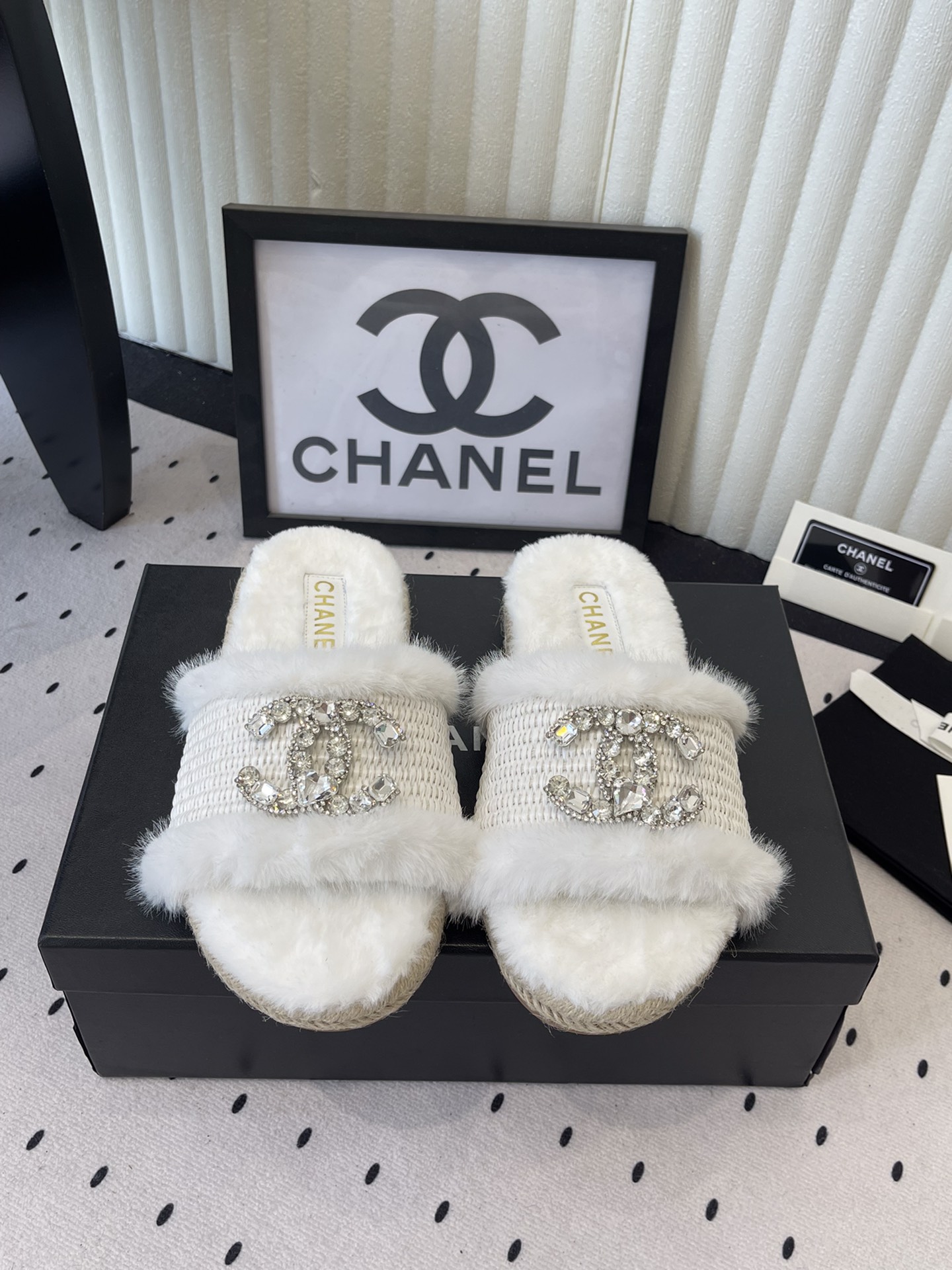 NO:628501,Chanel's new autumn and winter furry slippers. Hand-knitted craftsmanship looks very high-end. Double C hardware diamonds are full of luxury. Fashionable and versatile. Imported mink fur woven uppers. Sheepskin lining. Original open-molded rhombus outsole. Size: 35-40, furry shoes and slippers, chanel, slippers, sheepskin.19860909Chanel新款秋冬毛毛拖鞋 纯手工编织工艺显得非常高级 双C五金钻贵气感十足 时尚百搭 进口水貂毛编织鞋面 羊皮内里 原版开模菱格大底 Size: 35-40,毛毛鞋拖鞋,chanel,slippers,sheepskin,Women's Shoes