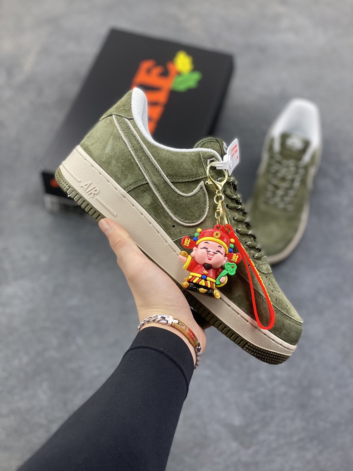 Nike Air Force 1 ‘07 Low “头层猪八拼接” 空军一号 高端定制 低帮 运动鞋 休闲鞋 折边针车 工艺难度大 原楦头原纸板 原装鞋盒 定制五金配件 内置全掌气垫 原厂鞋底 货号：DY9867-106 尺码：36 36.5 37.5 38 38.5 39 40 40.5 41 42 42.5 43 44 44.5 45-选品中心