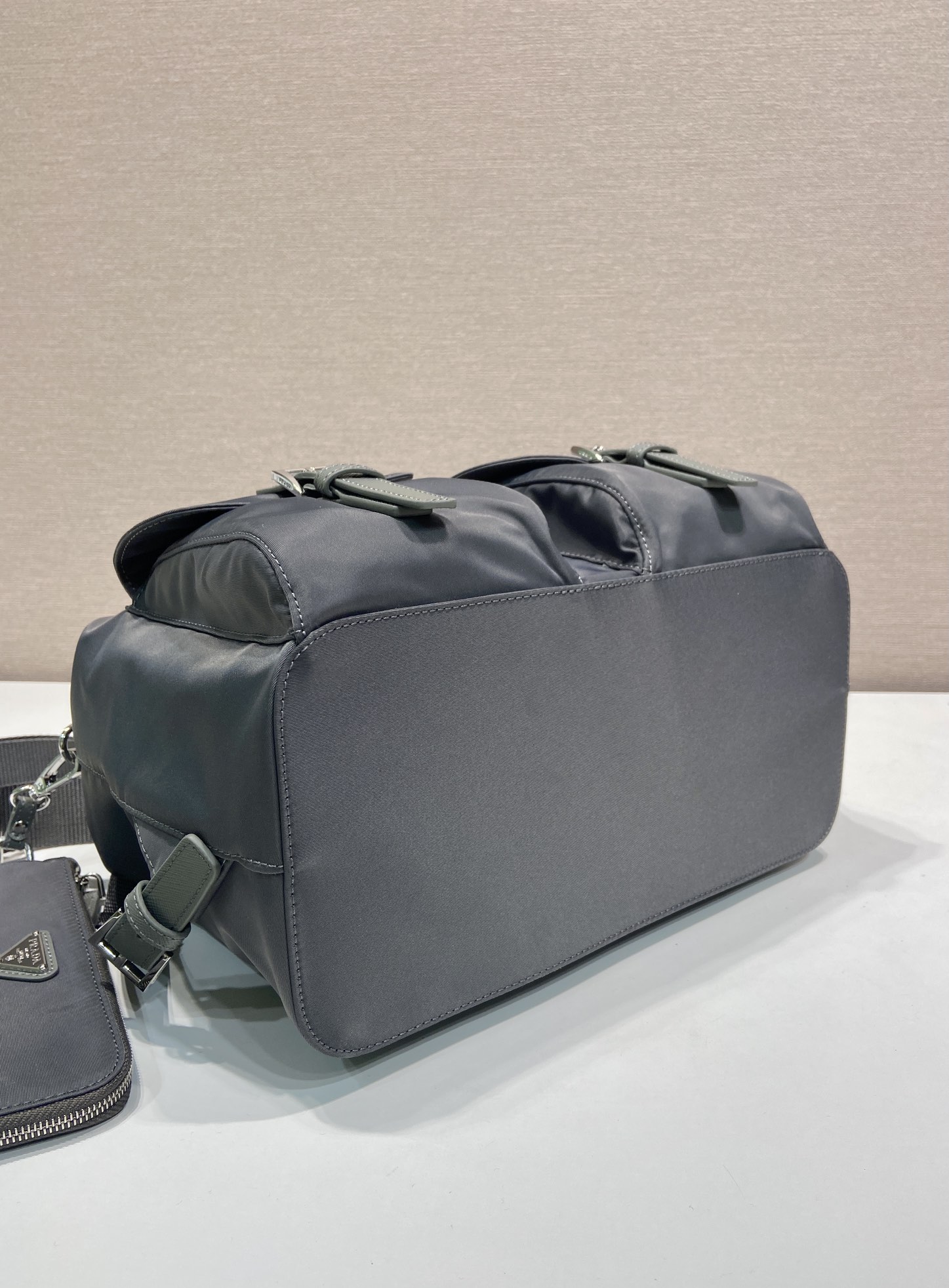 新作ニットデザインのスタイリッシュバックパック