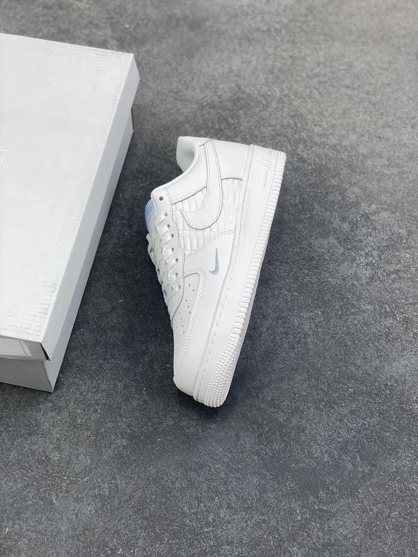 图片[7]-NIke Air Force 1 ‘07 Low 空军一号低帮 运动鞋 休闲鞋 折边针车 工艺难度大 原楦头原纸板 原装鞋盒 定制五金配件 内置全掌气垫 原厂鞋底 货号：IH4475-100 尺码：36 36.5 37.5 38 38.5 39 40 40.5 41 42 42.5 43 44 44.5 45-选品中心