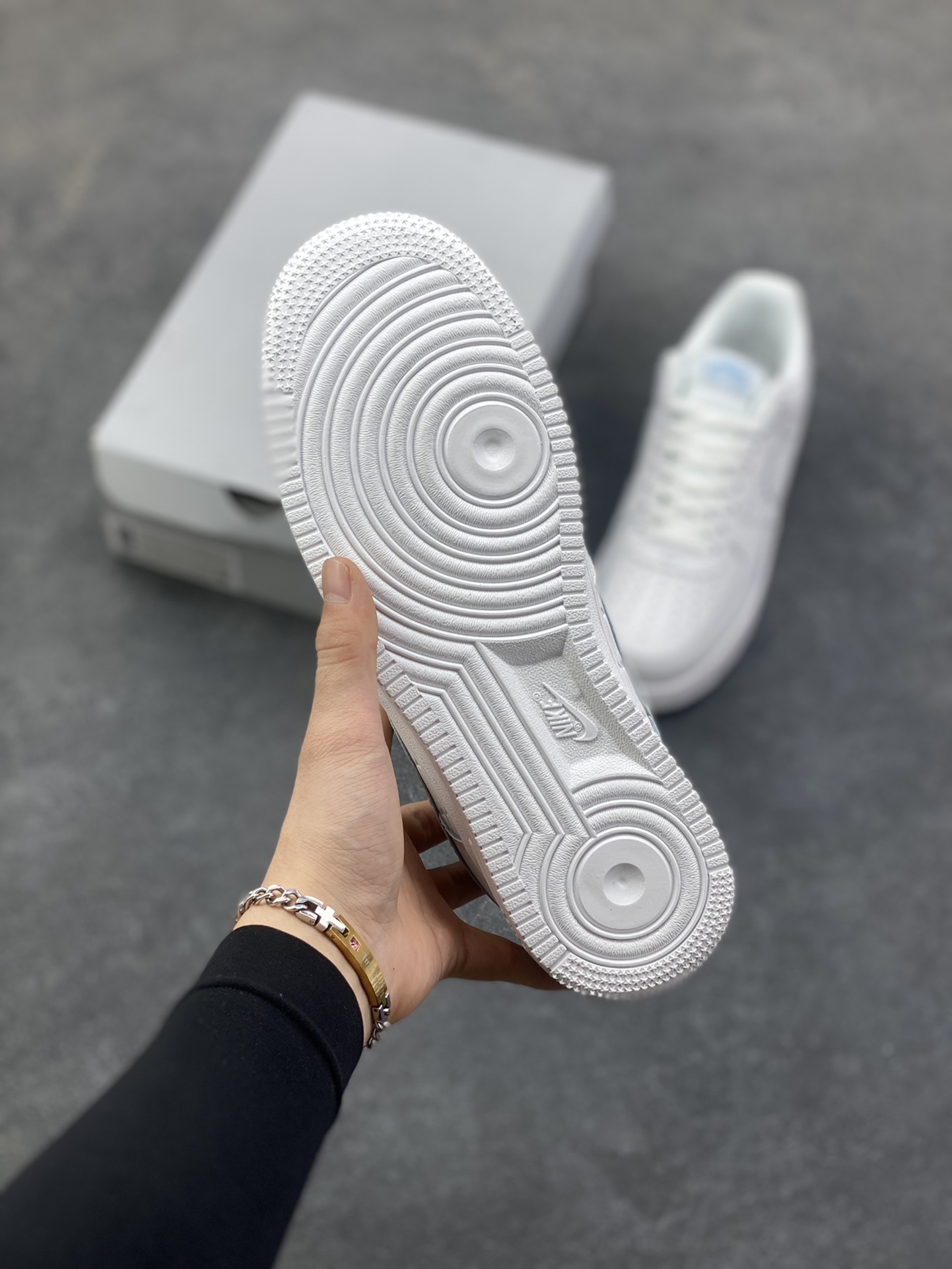 图片[5]-NIke Air Force 1 ‘07 Low 空军一号低帮 运动鞋 休闲鞋 折边针车 工艺难度大 原楦头原纸板 原装鞋盒 定制五金配件 内置全掌气垫 原厂鞋底 货号：IH4475-100 尺码：36 36.5 37.5 38 38.5 39 40 40.5 41 42 42.5 43 44 44.5 45-选品中心