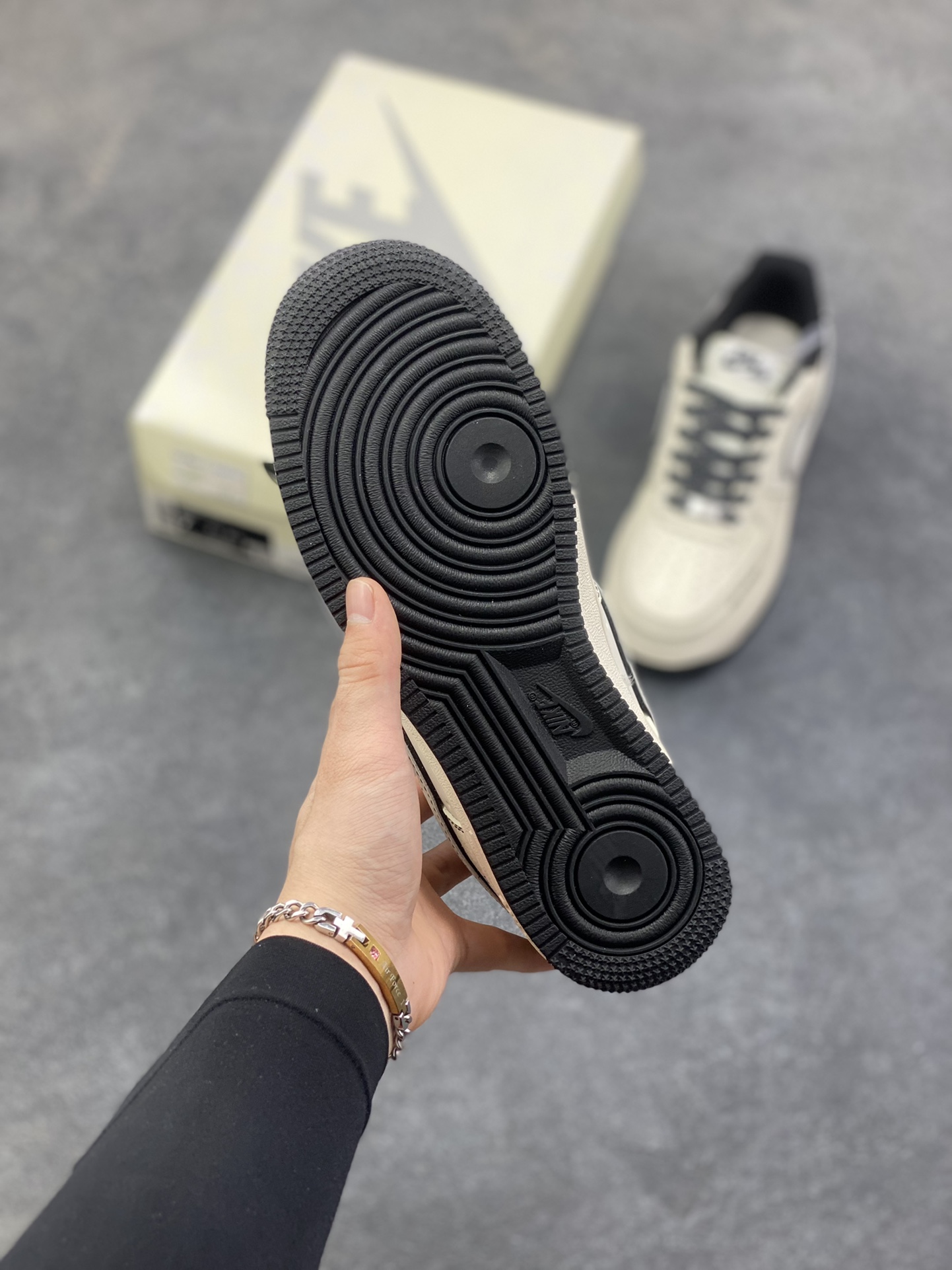 图片[5]-NIke Air Force 1 ‘07 Low “NIKE黑兔八哥”空军一号 低帮 运动鞋 休闲鞋 折边针车 工艺难度大 原楦头原纸板 原装鞋盒 定制五金配件 内置全掌气垫 原厂鞋底 货号：JP8028-060 尺码：36 36.5 37.5 38 38.5 39 40 40.5 41 42 42.5 43 44 44.5 45 200-260-选品中心