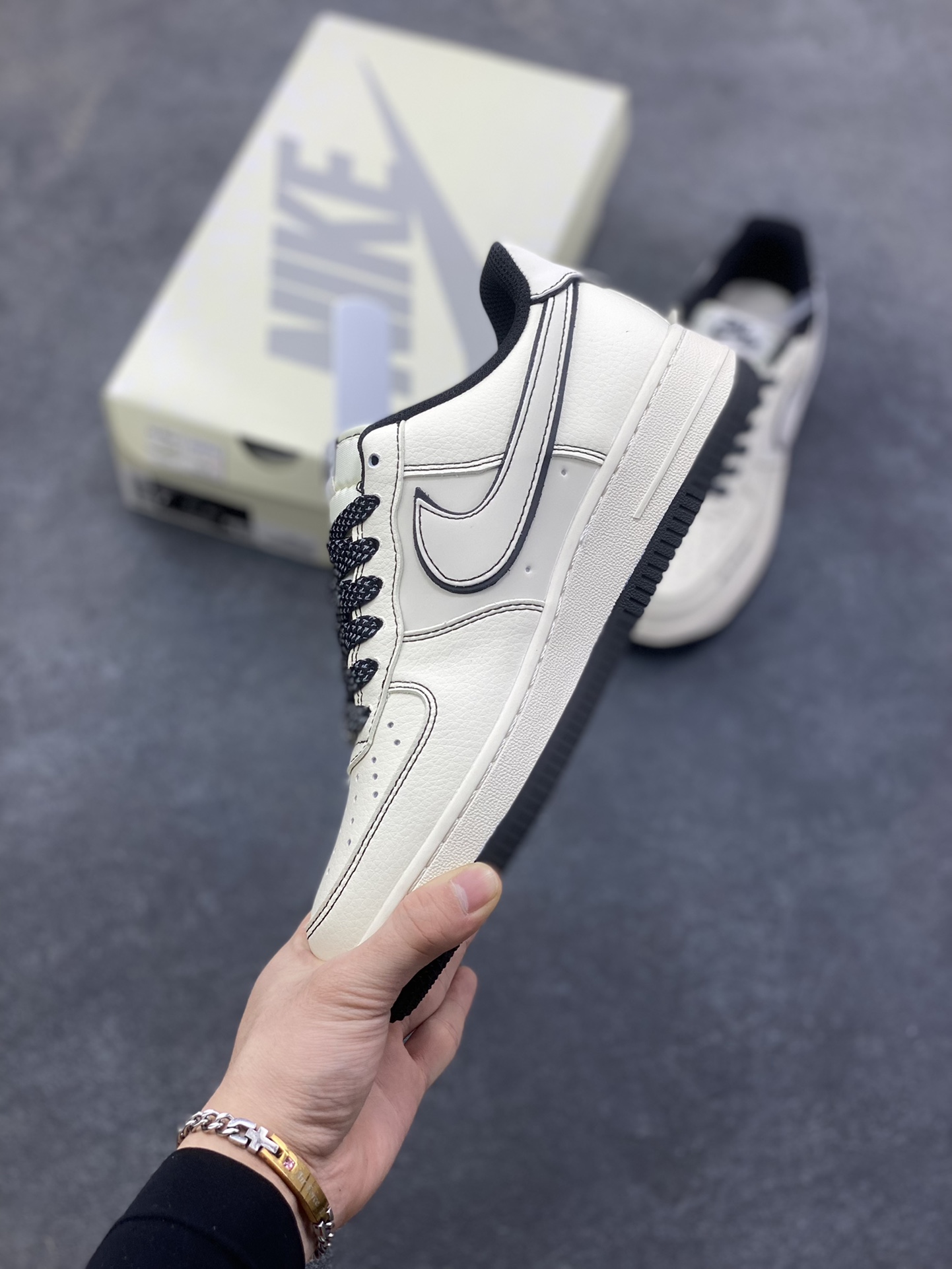 图片[3]-NIke Air Force 1 ‘07 Low “NIKE黑兔八哥”空军一号 低帮 运动鞋 休闲鞋 折边针车 工艺难度大 原楦头原纸板 原装鞋盒 定制五金配件 内置全掌气垫 原厂鞋底 货号：JP8028-060 尺码：36 36.5 37.5 38 38.5 39 40 40.5 41 42 42.5 43 44 44.5 45 200-260-选品中心