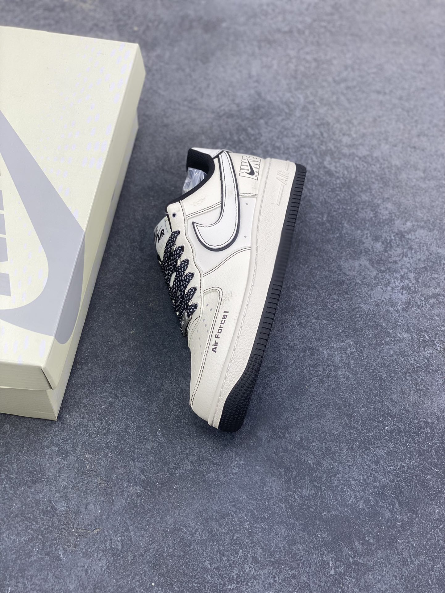 图片[7]-NIke Air Force 1 ‘07 Low “NIKE黑兔八哥”空军一号 低帮 运动鞋 休闲鞋 折边针车 工艺难度大 原楦头原纸板 原装鞋盒 定制五金配件 内置全掌气垫 原厂鞋底 货号：JP8028-060 尺码：36 36.5 37.5 38 38.5 39 40 40.5 41 42 42.5 43 44 44.5 45 200-260-选品中心