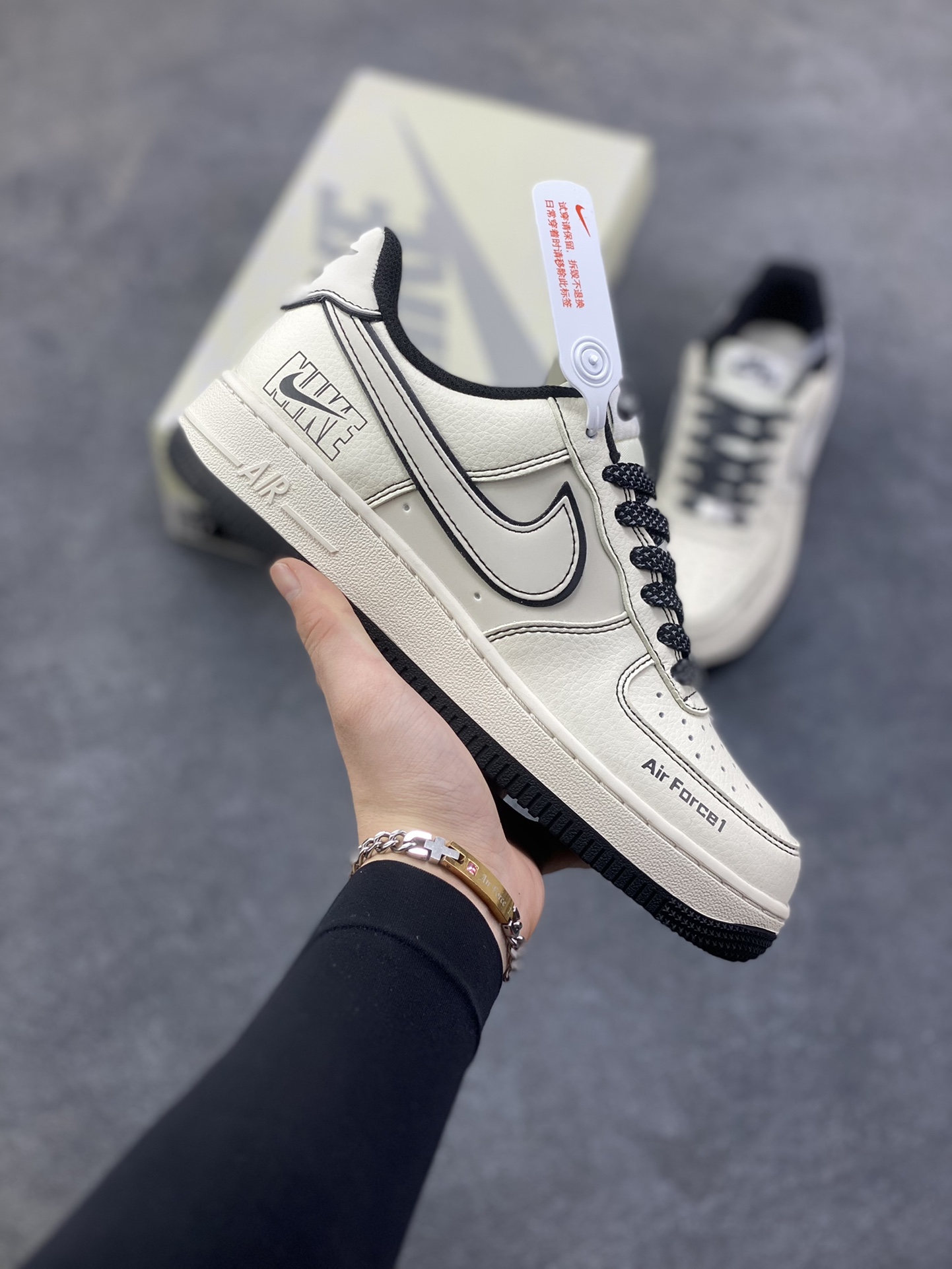 NIke Air Force 1 ‘07 Low “NIKE黑兔八哥”空军一号 低帮 运动鞋 休闲鞋 折边针车 工艺难度大 原楦头原纸板 原装鞋盒 定制五金配件 内置全掌气垫 原厂鞋底 货号：JP8028-060 尺码：36 36.5 37.5 38 38.5 39 40 40.5 41 42 42.5 43 44 44.5 45 200-260-选品中心