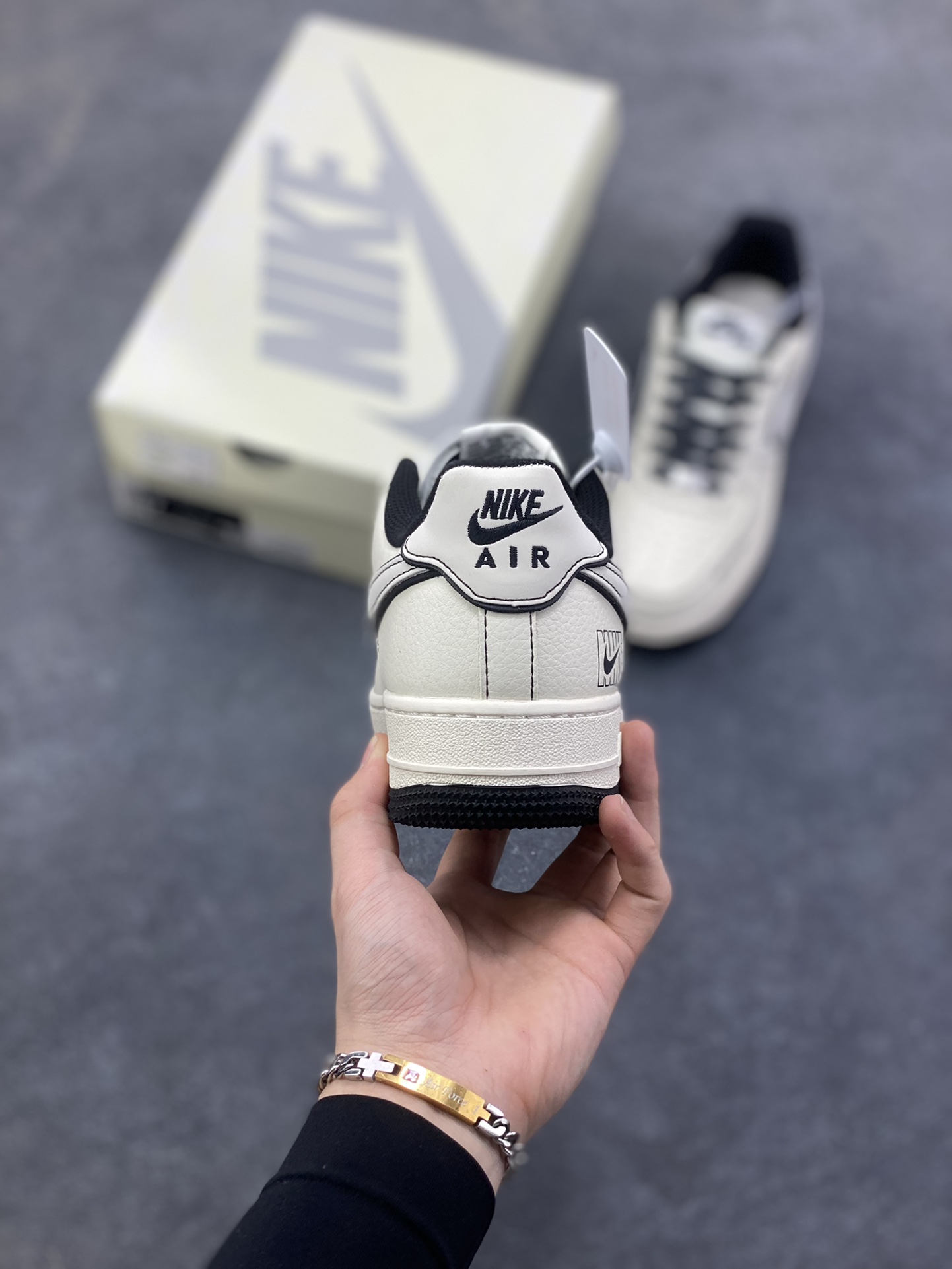 图片[4]-NIke Air Force 1 ‘07 Low “NIKE黑兔八哥”空军一号 低帮 运动鞋 休闲鞋 折边针车 工艺难度大 原楦头原纸板 原装鞋盒 定制五金配件 内置全掌气垫 原厂鞋底 货号：JP8028-060 尺码：36 36.5 37.5 38 38.5 39 40 40.5 41 42 42.5 43 44 44.5 45 200-260-选品中心