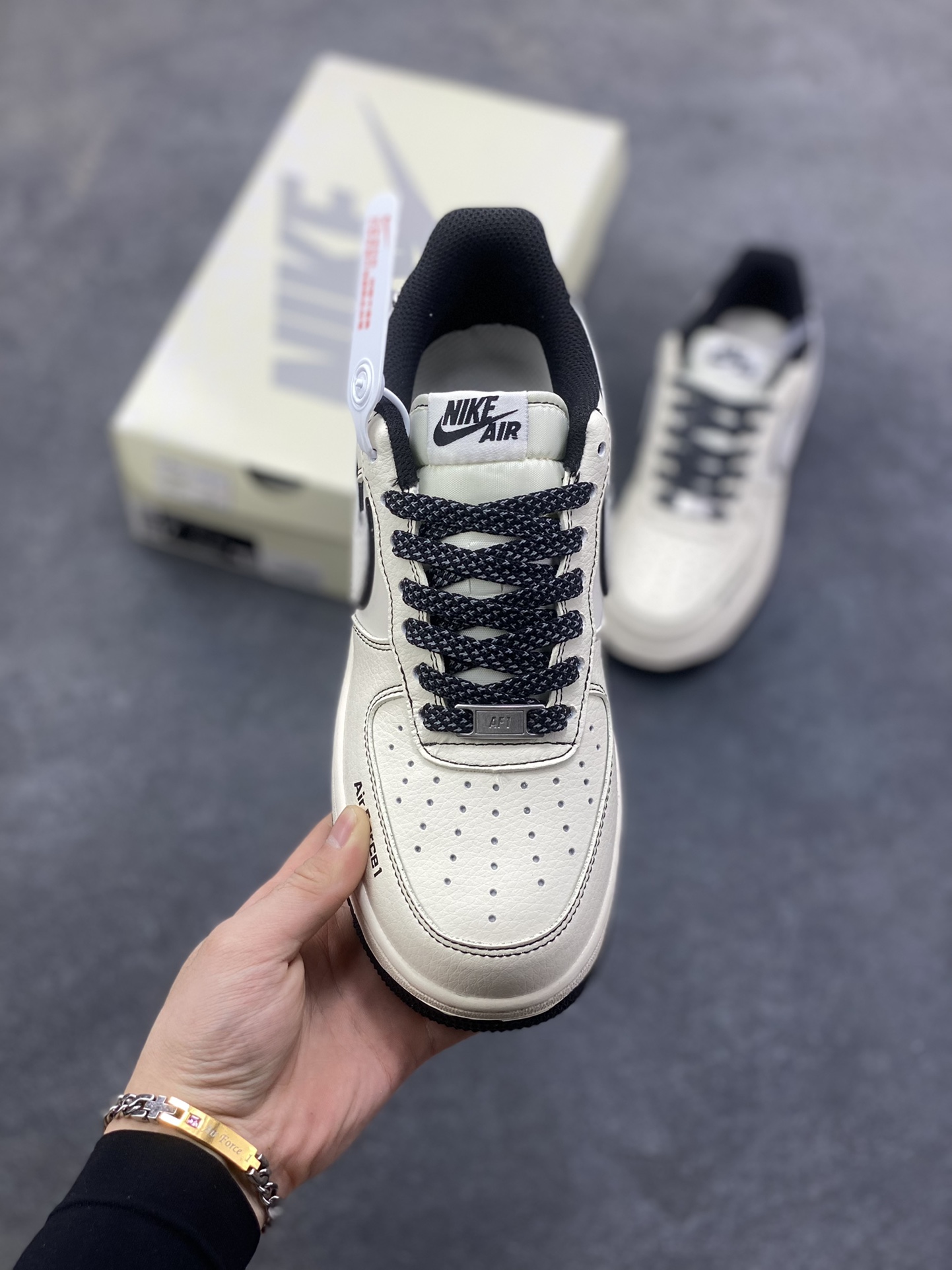 图片[2]-NIke Air Force 1 ‘07 Low “NIKE黑兔八哥”空军一号 低帮 运动鞋 休闲鞋 折边针车 工艺难度大 原楦头原纸板 原装鞋盒 定制五金配件 内置全掌气垫 原厂鞋底 货号：JP8028-060 尺码：36 36.5 37.5 38 38.5 39 40 40.5 41 42 42.5 43 44 44.5 45 200-260-选品中心