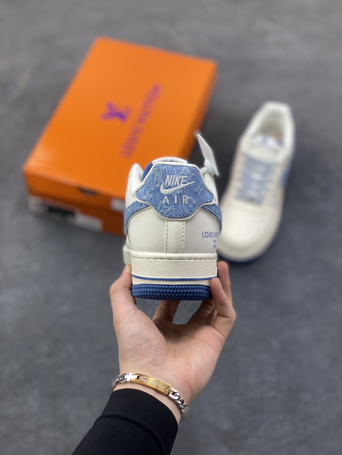 图片[4]-NIke Air Force 1 ‘07 Low “LV联名-牛仔蓝”空军一号 低帮 运动鞋 休闲鞋 折边针车 工艺难度大 原楦头原纸板 原装鞋盒 定制五金配件 内置全掌气垫 原厂鞋底 货号：SM6668-130 尺码：36 36.5 37.5 38 38.5 39 40 40.5 41 42 42.5 43 44 44.5 45-选品中心