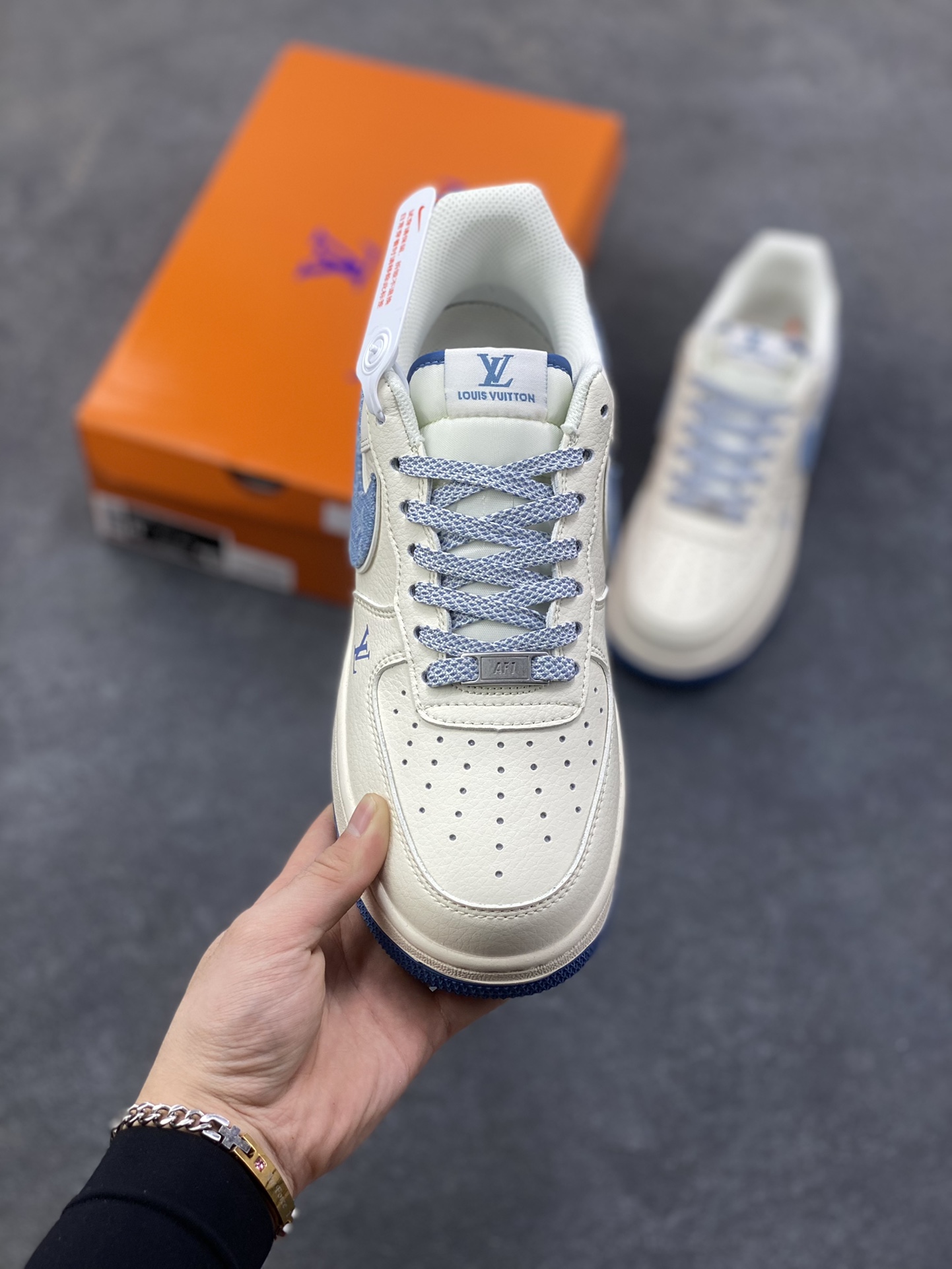 图片[2]-NIke Air Force 1 ‘07 Low “LV联名-牛仔蓝”空军一号 低帮 运动鞋 休闲鞋 折边针车 工艺难度大 原楦头原纸板 原装鞋盒 定制五金配件 内置全掌气垫 原厂鞋底 货号：SM6668-130 尺码：36 36.5 37.5 38 38.5 39 40 40.5 41 42 42.5 43 44 44.5 45-选品中心