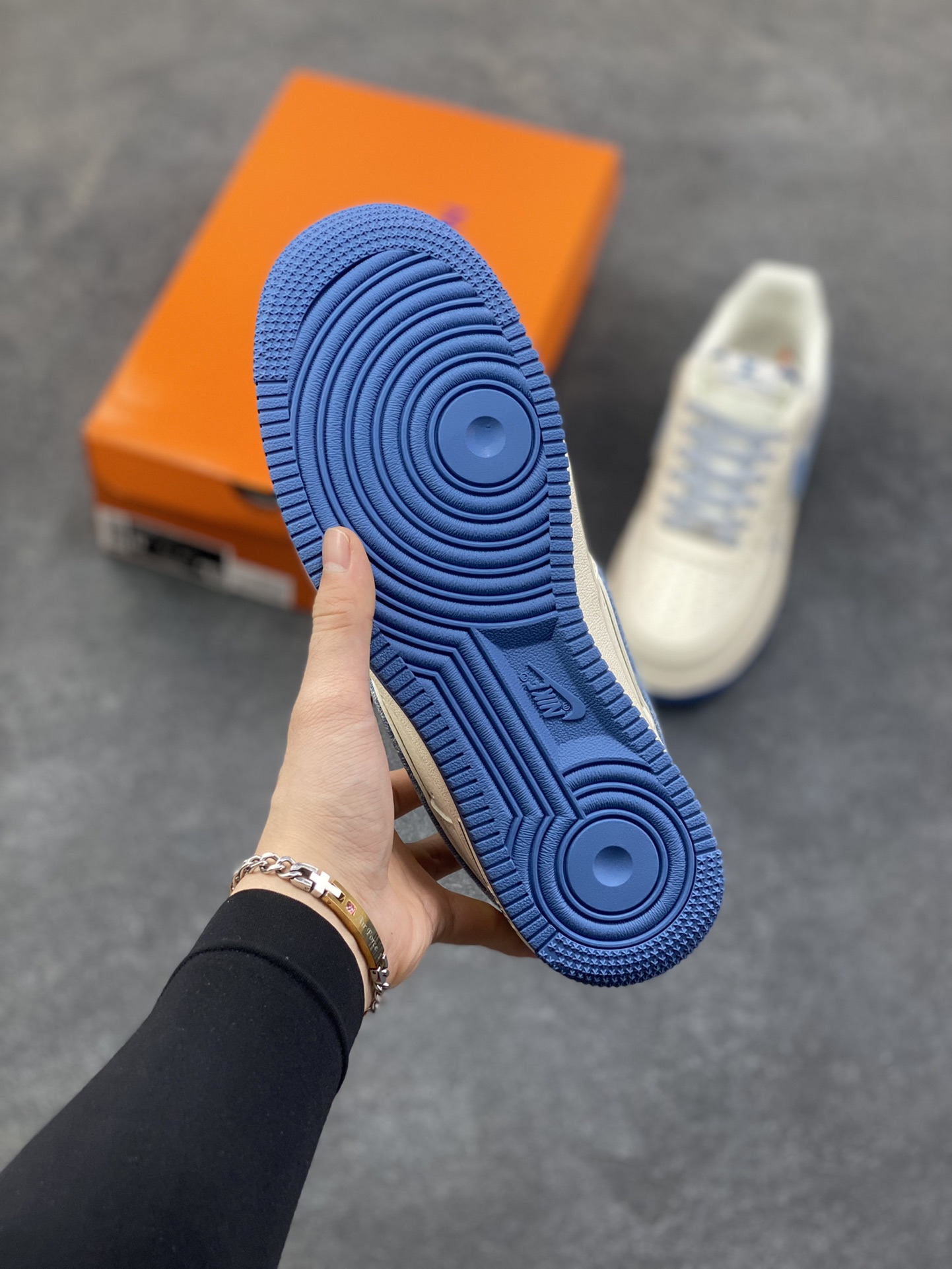 图片[5]-NIke Air Force 1 ‘07 Low “LV联名-牛仔蓝”空军一号 低帮 运动鞋 休闲鞋 折边针车 工艺难度大 原楦头原纸板 原装鞋盒 定制五金配件 内置全掌气垫 原厂鞋底 货号：SM6668-130 尺码：36 36.5 37.5 38 38.5 39 40 40.5 41 42 42.5 43 44 44.5 45-选品中心