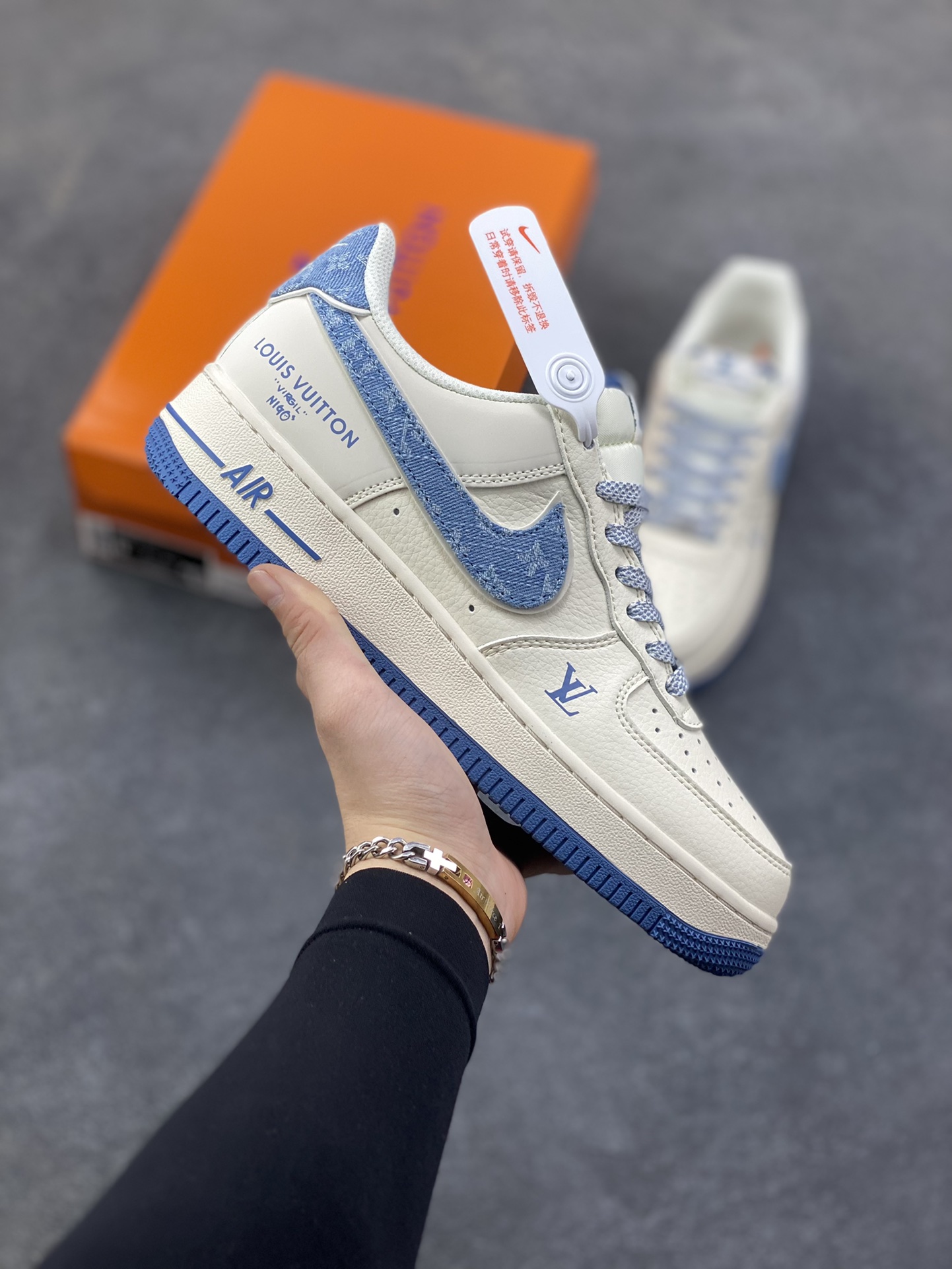 NIke Air Force 1 ‘07 Low “LV联名-牛仔蓝”空军一号 低帮 运动鞋 休闲鞋 折边针车 工艺难度大 原楦头原纸板 原装鞋盒 定制五金配件 内置全掌气垫 原厂鞋底 货号：SM6668-130 尺码：36 36.5 37.5 38 38.5 39 40 40.5 41 42 42.5 43 44 44.5 45-选品中心