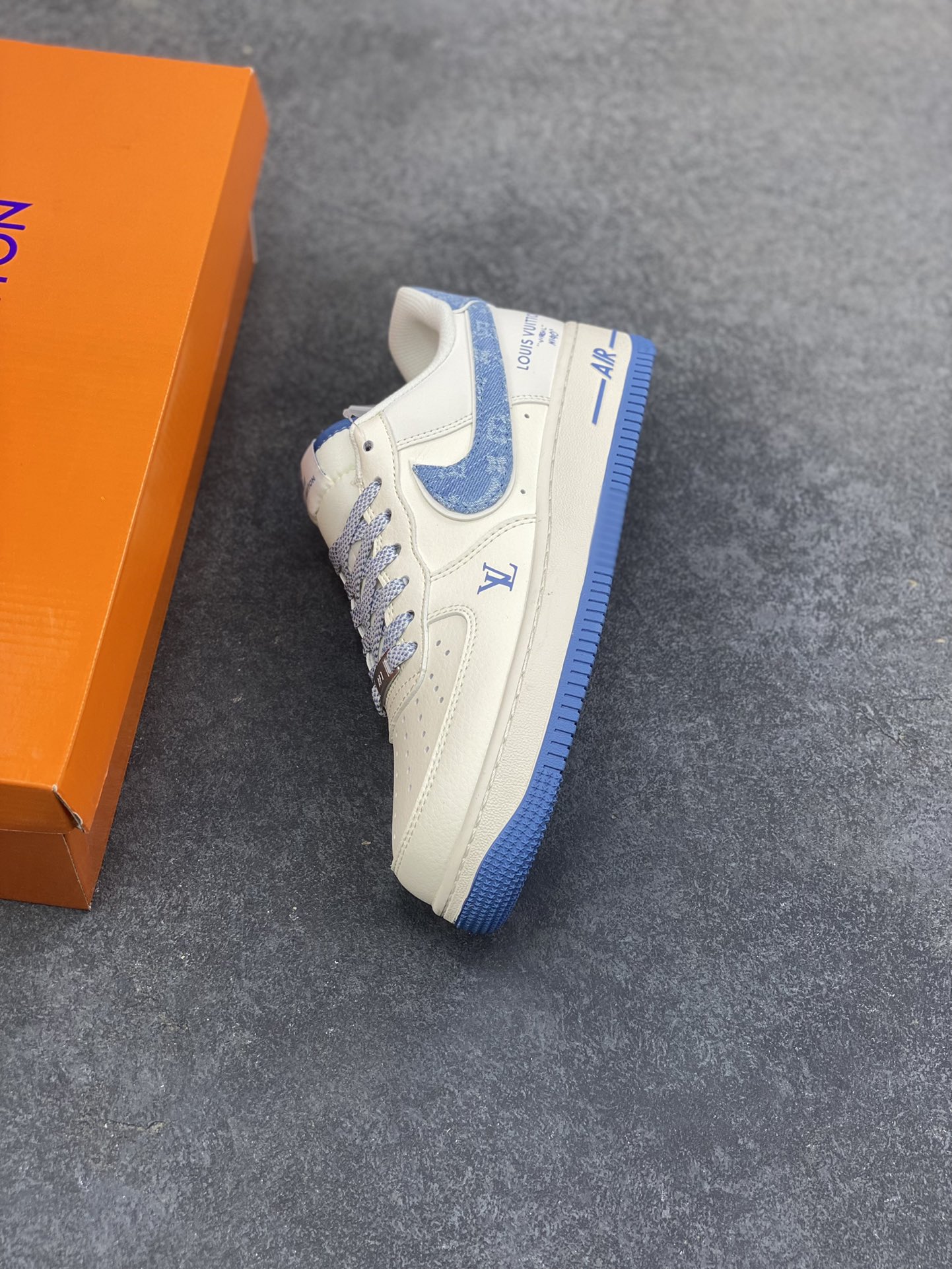 图片[7]-NIke Air Force 1 ‘07 Low “LV联名-牛仔蓝”空军一号 低帮 运动鞋 休闲鞋 折边针车 工艺难度大 原楦头原纸板 原装鞋盒 定制五金配件 内置全掌气垫 原厂鞋底 货号：SM6668-130 尺码：36 36.5 37.5 38 38.5 39 40 40.5 41 42 42.5 43 44 44.5 45-选品中心