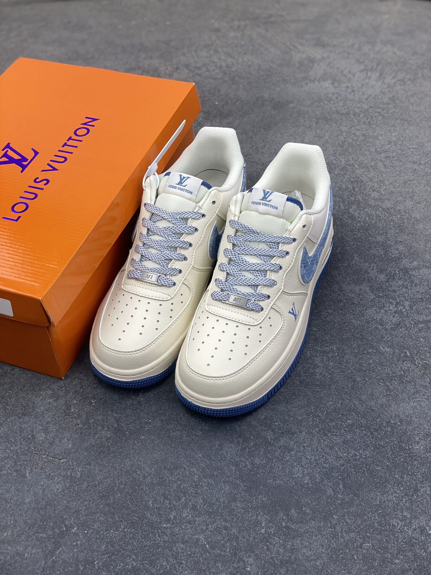 图片[8]-NIke Air Force 1 ‘07 Low “LV联名-牛仔蓝”空军一号 低帮 运动鞋 休闲鞋 折边针车 工艺难度大 原楦头原纸板 原装鞋盒 定制五金配件 内置全掌气垫 原厂鞋底 货号：SM6668-130 尺码：36 36.5 37.5 38 38.5 39 40 40.5 41 42 42.5 43 44 44.5 45-选品中心