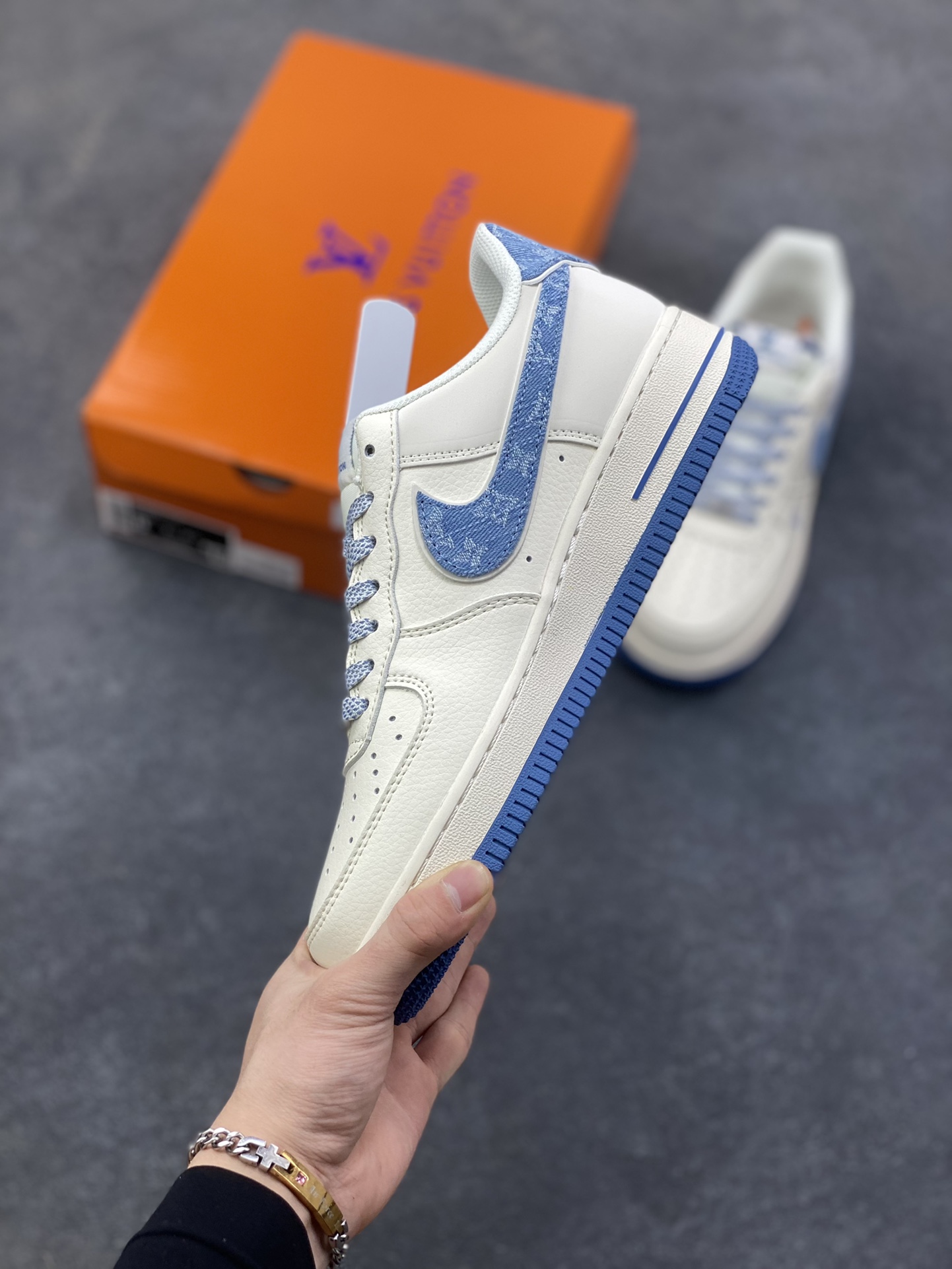 图片[3]-NIke Air Force 1 ‘07 Low “LV联名-牛仔蓝”空军一号 低帮 运动鞋 休闲鞋 折边针车 工艺难度大 原楦头原纸板 原装鞋盒 定制五金配件 内置全掌气垫 原厂鞋底 货号：SM6668-130 尺码：36 36.5 37.5 38 38.5 39 40 40.5 41 42 42.5 43 44 44.5 45-选品中心