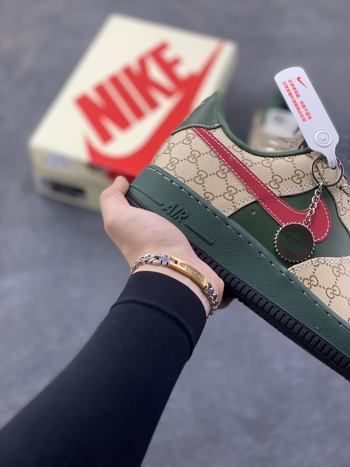 图片[6]-NIke Air Force 1 ‘07 Low “古驰联名——花纹红勾”空军一号 低帮 运动鞋 休闲鞋 折边针车 工艺难度大 原楦头原纸板 原装鞋盒 定制五金配件 内置全掌气垫 原厂鞋底 货号：XL1979-121 尺码：36 36.5 37.5 38 38.5 39 40 40.5 41 42 42.5 43 44 44.5 45-选品中心