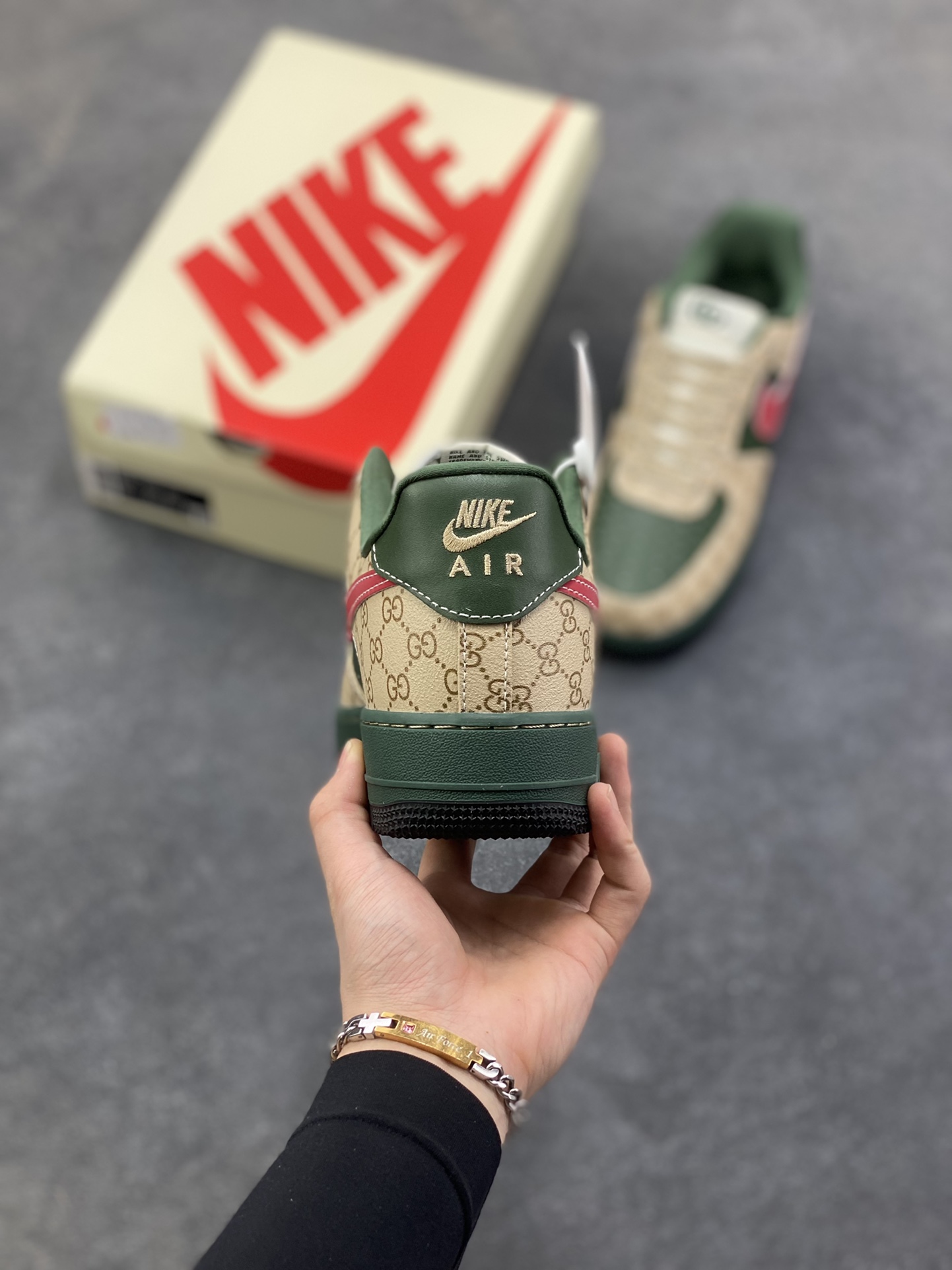 图片[4]-NIke Air Force 1 ‘07 Low “古驰联名——花纹红勾”空军一号 低帮 运动鞋 休闲鞋 折边针车 工艺难度大 原楦头原纸板 原装鞋盒 定制五金配件 内置全掌气垫 原厂鞋底 货号：XL1979-121 尺码：36 36.5 37.5 38 38.5 39 40 40.5 41 42 42.5 43 44 44.5 45-选品中心