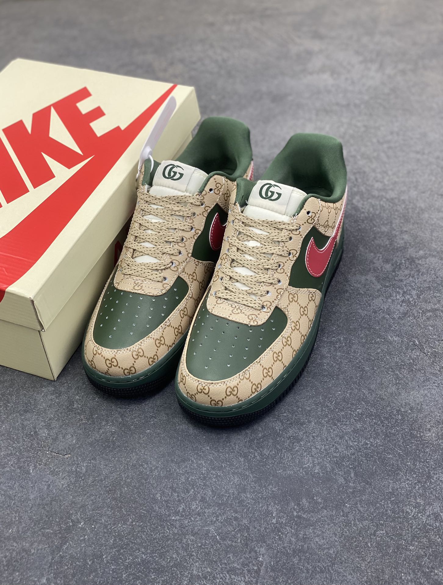 图片[8]-NIke Air Force 1 ‘07 Low “古驰联名——花纹红勾”空军一号 低帮 运动鞋 休闲鞋 折边针车 工艺难度大 原楦头原纸板 原装鞋盒 定制五金配件 内置全掌气垫 原厂鞋底 货号：XL1979-121 尺码：36 36.5 37.5 38 38.5 39 40 40.5 41 42 42.5 43 44 44.5 45-选品中心