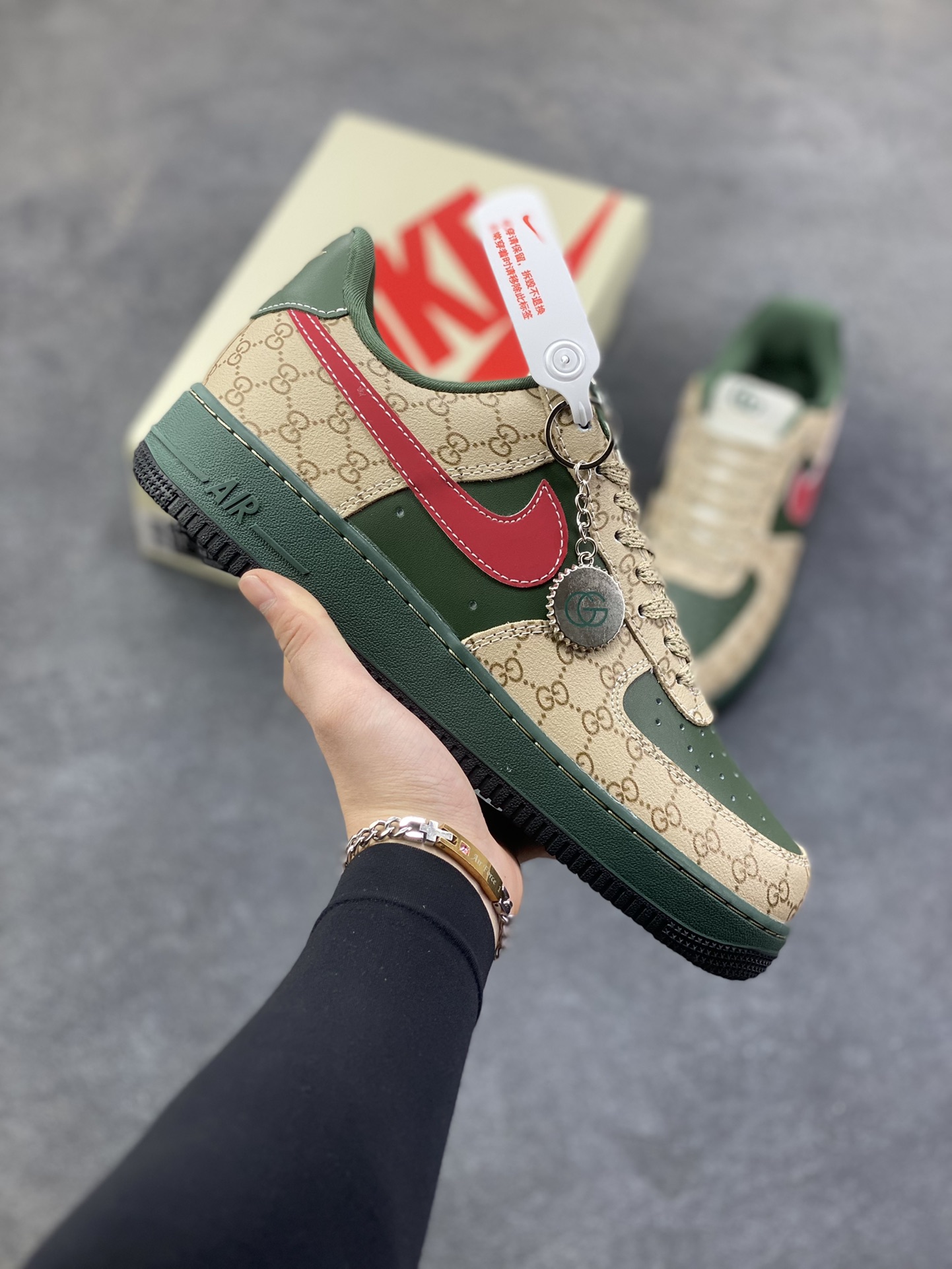 NIke Air Force 1 ‘07 Low “古驰联名——花纹红勾”空军一号 低帮 运动鞋 休闲鞋 折边针车 工艺难度大 原楦头原纸板 原装鞋盒 定制五金配件 内置全掌气垫 原厂鞋底 货号：XL1979-121 尺码：36 36.5 37.5 38 38.5 39 40 40.5 41 42 42.5 43 44 44.5 45-选品中心
