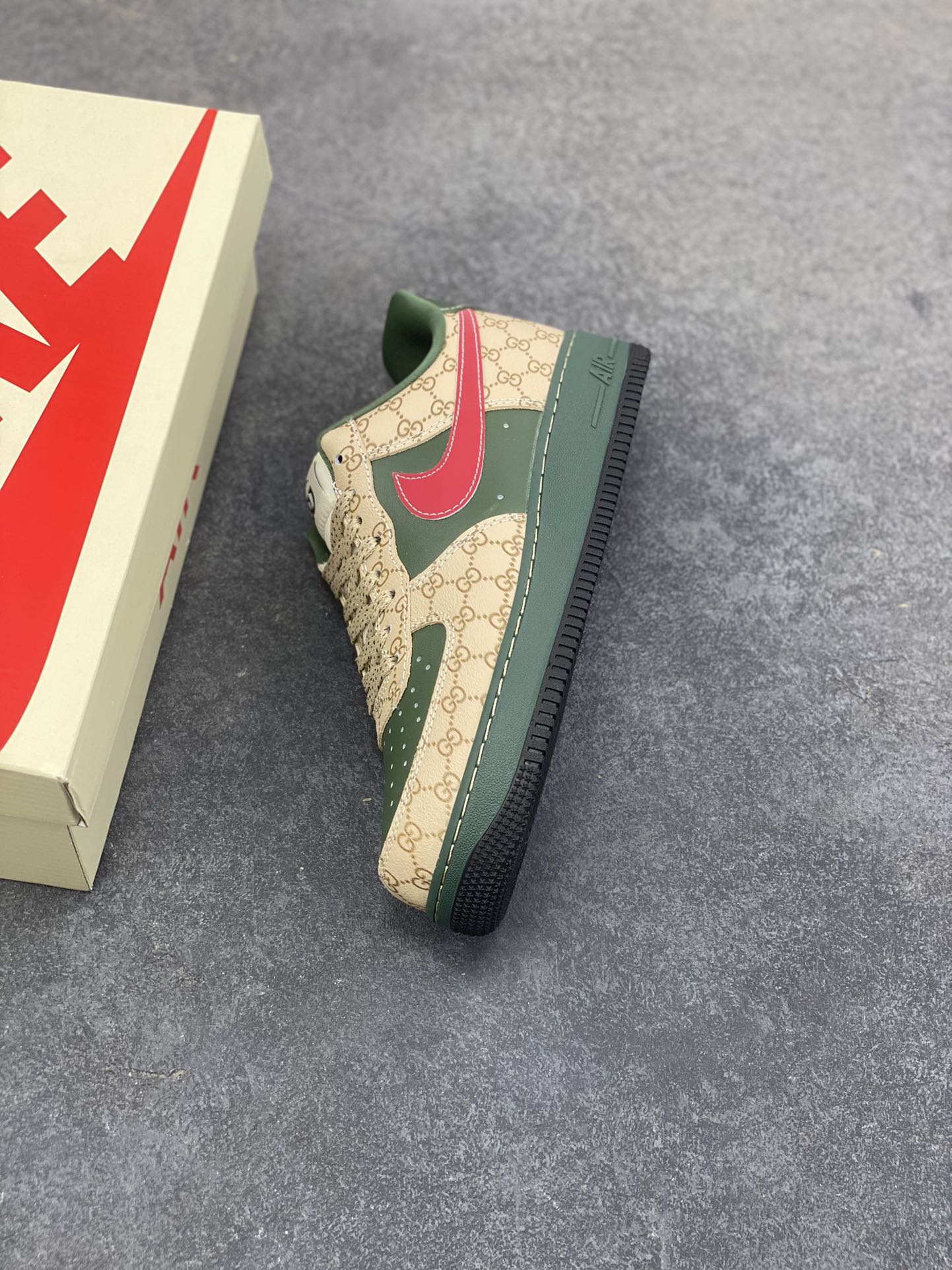 图片[7]-NIke Air Force 1 ‘07 Low “古驰联名——花纹红勾”空军一号 低帮 运动鞋 休闲鞋 折边针车 工艺难度大 原楦头原纸板 原装鞋盒 定制五金配件 内置全掌气垫 原厂鞋底 货号：XL1979-121 尺码：36 36.5 37.5 38 38.5 39 40 40.5 41 42 42.5 43 44 44.5 45-选品中心