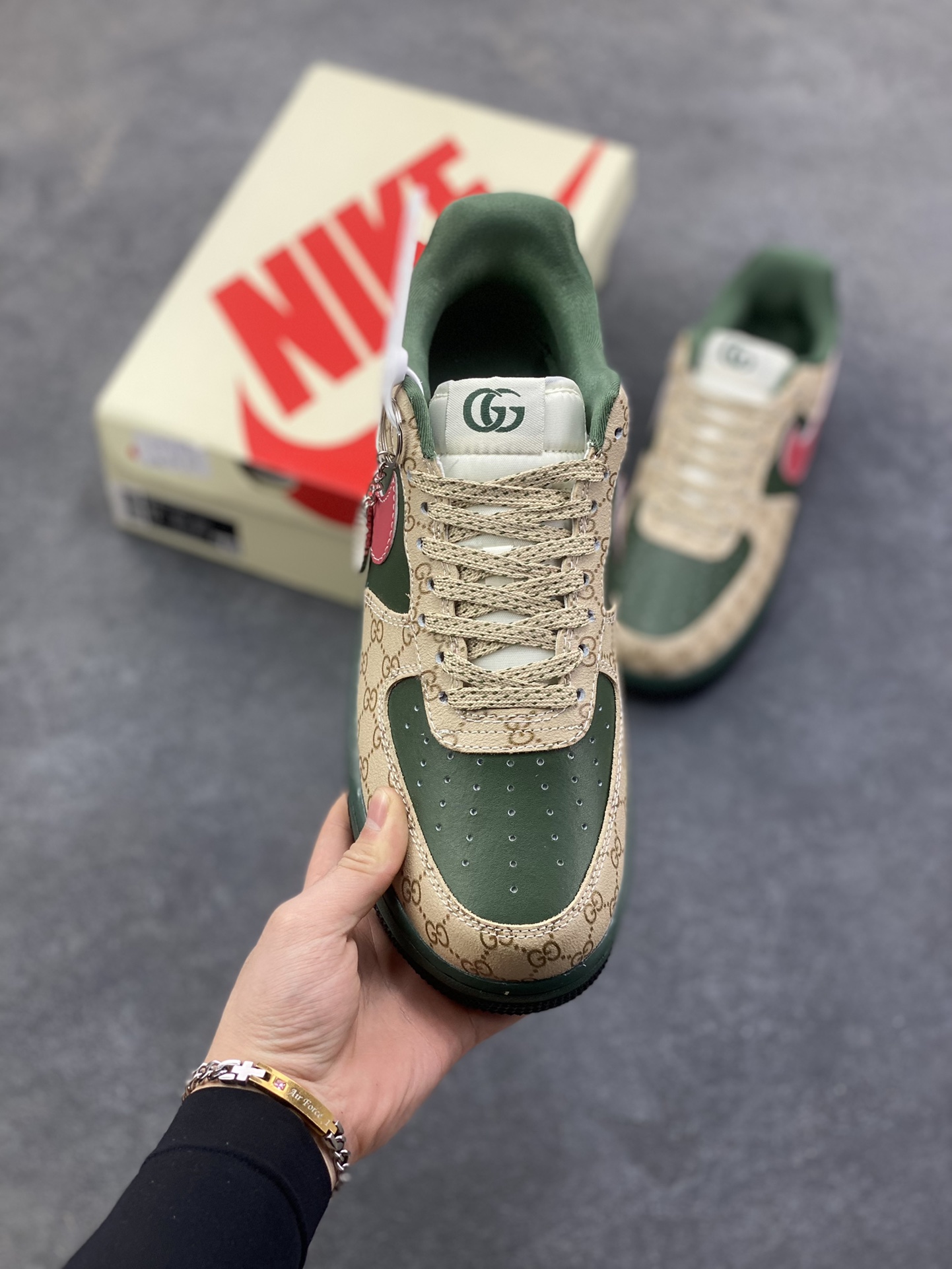 图片[2]-NIke Air Force 1 ‘07 Low “古驰联名——花纹红勾”空军一号 低帮 运动鞋 休闲鞋 折边针车 工艺难度大 原楦头原纸板 原装鞋盒 定制五金配件 内置全掌气垫 原厂鞋底 货号：XL1979-121 尺码：36 36.5 37.5 38 38.5 39 40 40.5 41 42 42.5 43 44 44.5 45-选品中心