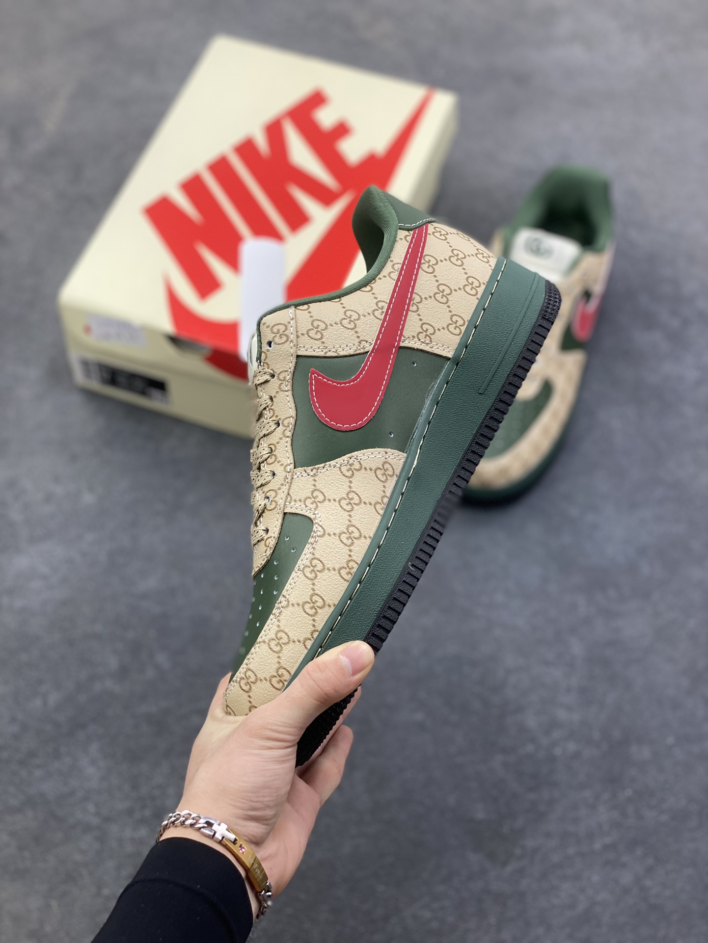 图片[3]-NIke Air Force 1 ‘07 Low “古驰联名——花纹红勾”空军一号 低帮 运动鞋 休闲鞋 折边针车 工艺难度大 原楦头原纸板 原装鞋盒 定制五金配件 内置全掌气垫 原厂鞋底 货号：XL1979-121 尺码：36 36.5 37.5 38 38.5 39 40 40.5 41 42 42.5 43 44 44.5 45-选品中心