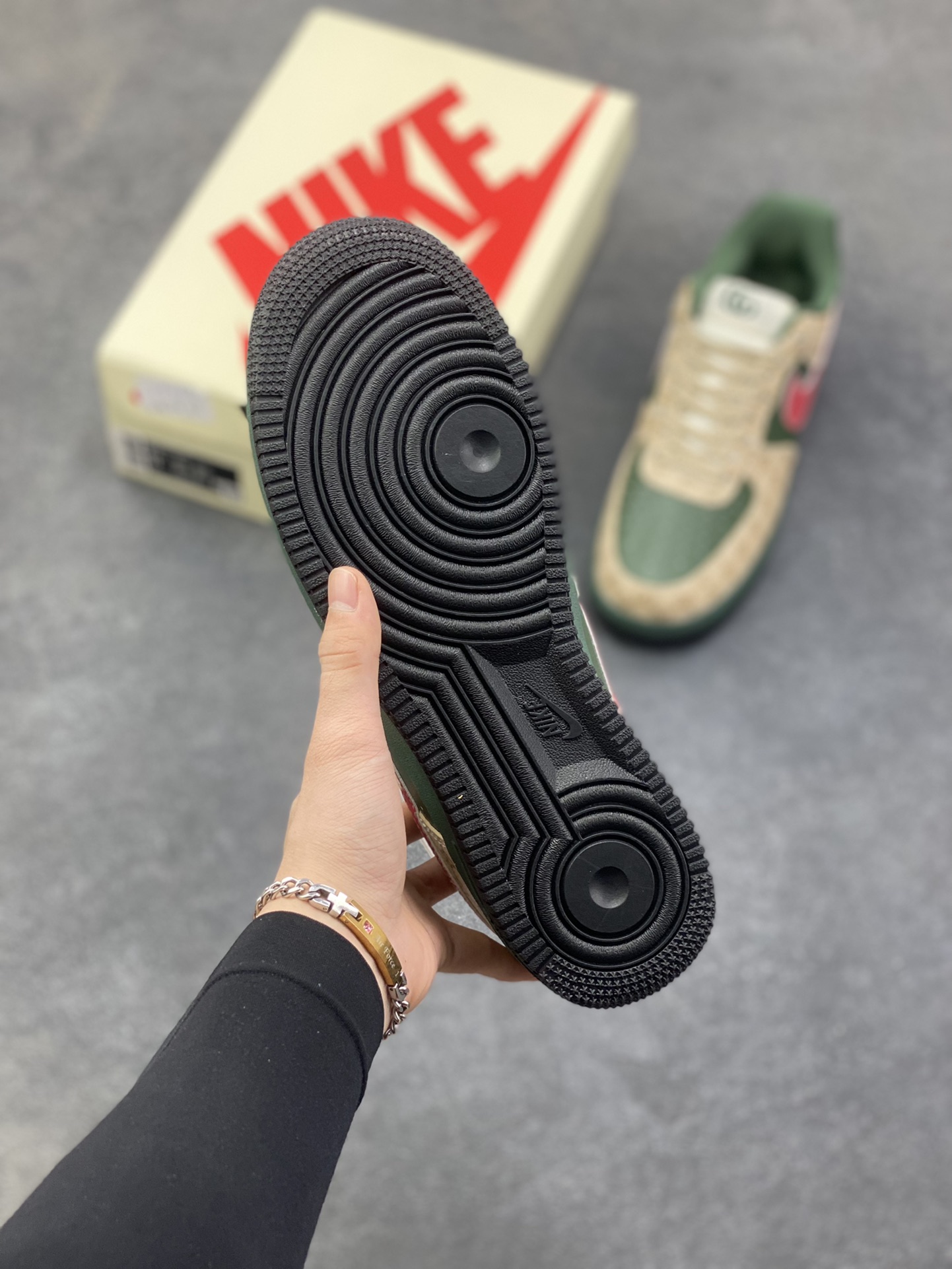 图片[5]-NIke Air Force 1 ‘07 Low “古驰联名——花纹红勾”空军一号 低帮 运动鞋 休闲鞋 折边针车 工艺难度大 原楦头原纸板 原装鞋盒 定制五金配件 内置全掌气垫 原厂鞋底 货号：XL1979-121 尺码：36 36.5 37.5 38 38.5 39 40 40.5 41 42 42.5 43 44 44.5 45-选品中心