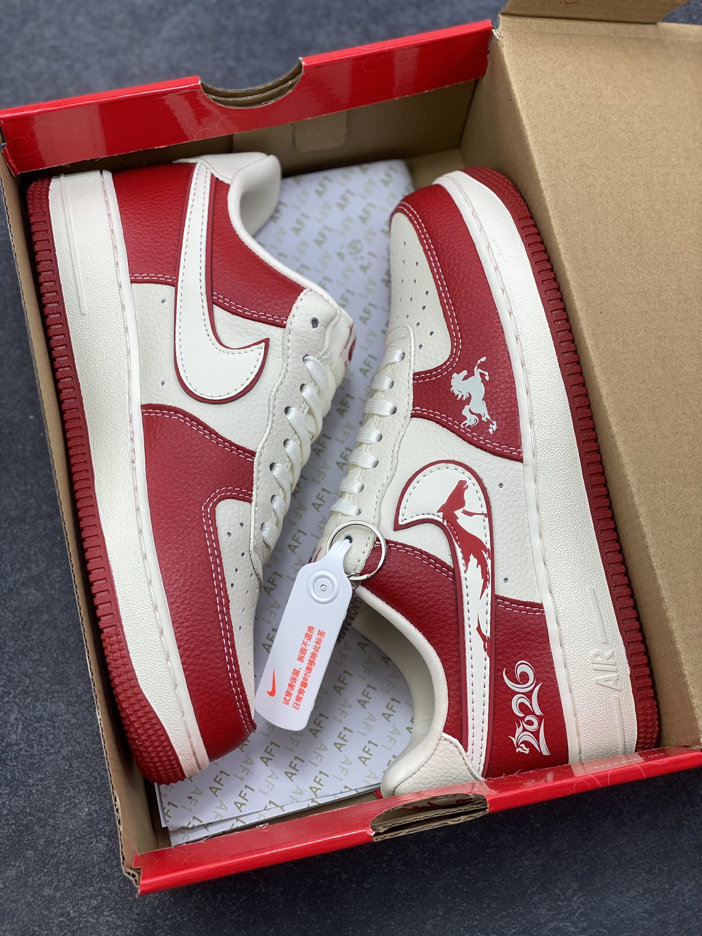图片[9]-NIke Air Force 1 ‘07 Low “马年联名——荔纹红马”空军一号 低帮 运动鞋 休闲鞋 折边针车 工艺难度大 原楦头原纸板 原装鞋盒 定制五金配件 内置全掌气垫 原厂鞋底 货号：XL1979-134 尺码：36 36.5 37.5 38 38.5 39 40 40.5 41 42 42.5 43 44 44.5 45-选品中心