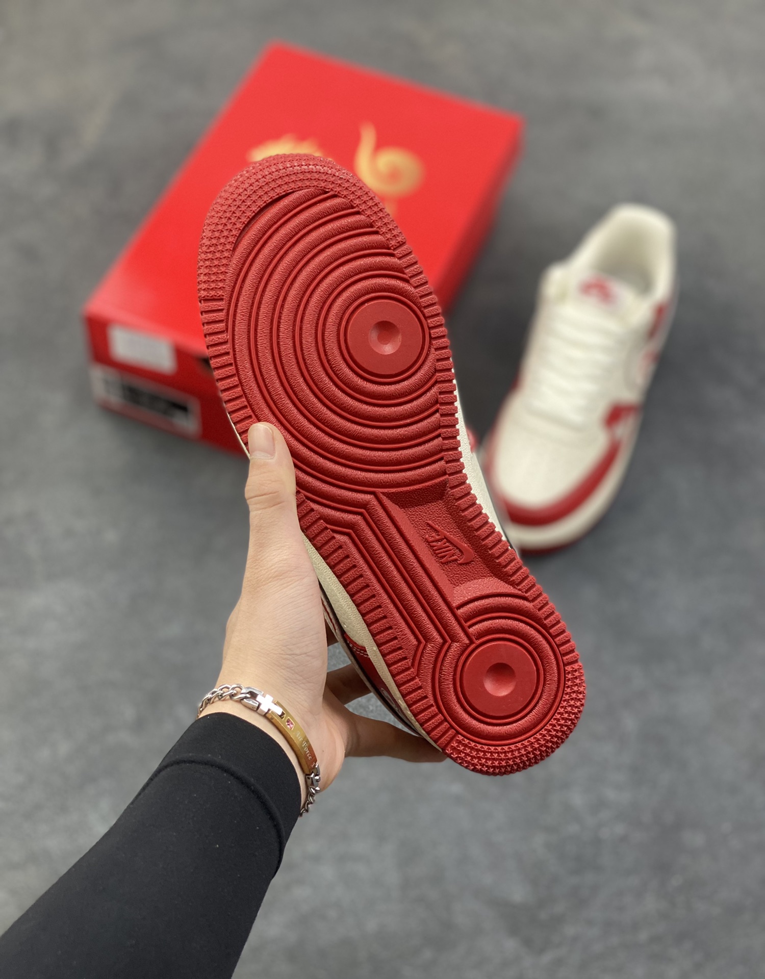 图片[5]-NIke Air Force 1 ‘07 Low “马年联名——荔纹红马”空军一号 低帮 运动鞋 休闲鞋 折边针车 工艺难度大 原楦头原纸板 原装鞋盒 定制五金配件 内置全掌气垫 原厂鞋底 货号：XL1979-134 尺码：36 36.5 37.5 38 38.5 39 40 40.5 41 42 42.5 43 44 44.5 45-选品中心