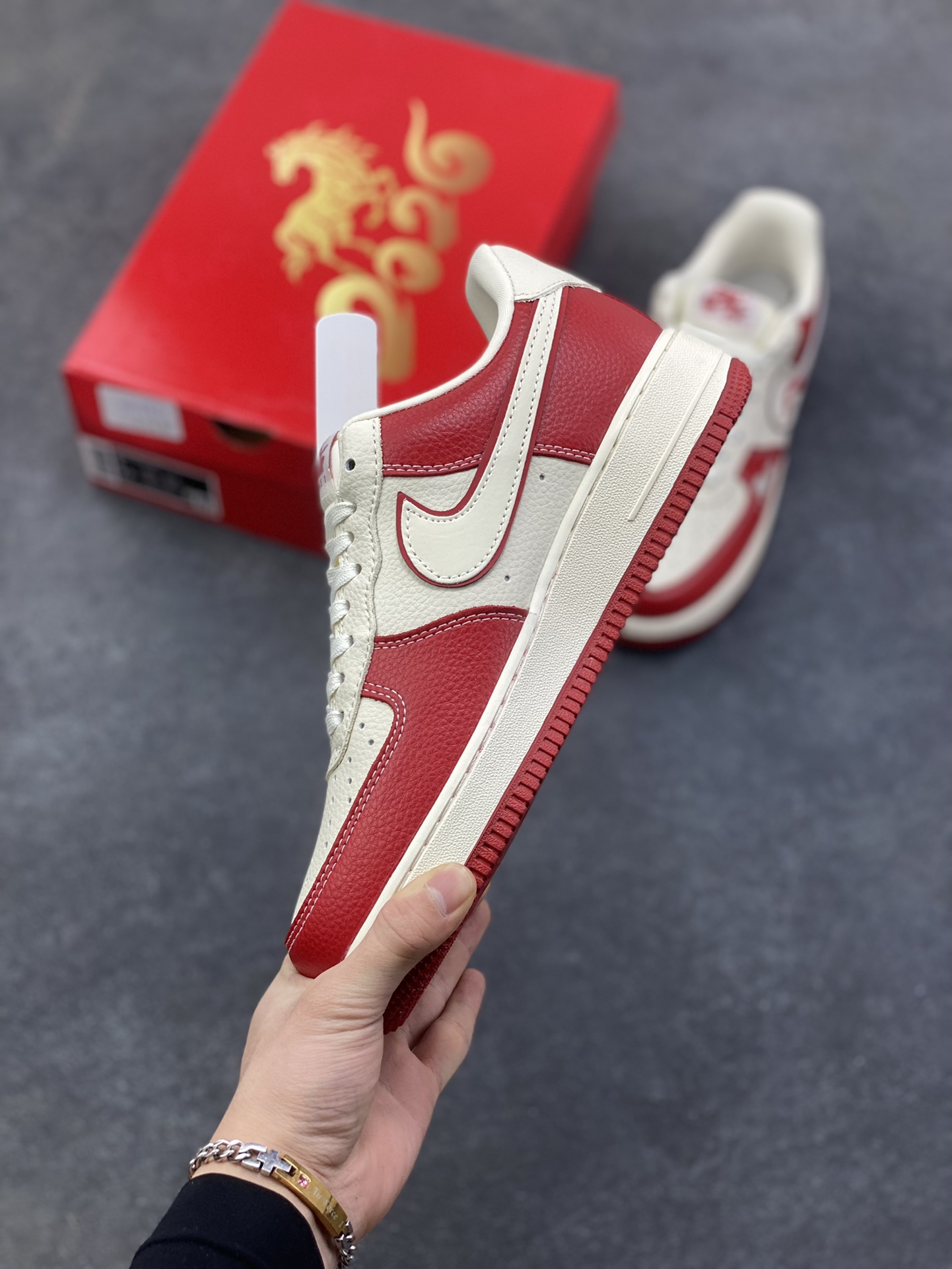 图片[3]-NIke Air Force 1 ‘07 Low “马年联名——荔纹红马”空军一号 低帮 运动鞋 休闲鞋 折边针车 工艺难度大 原楦头原纸板 原装鞋盒 定制五金配件 内置全掌气垫 原厂鞋底 货号：XL1979-134 尺码：36 36.5 37.5 38 38.5 39 40 40.5 41 42 42.5 43 44 44.5 45-选品中心