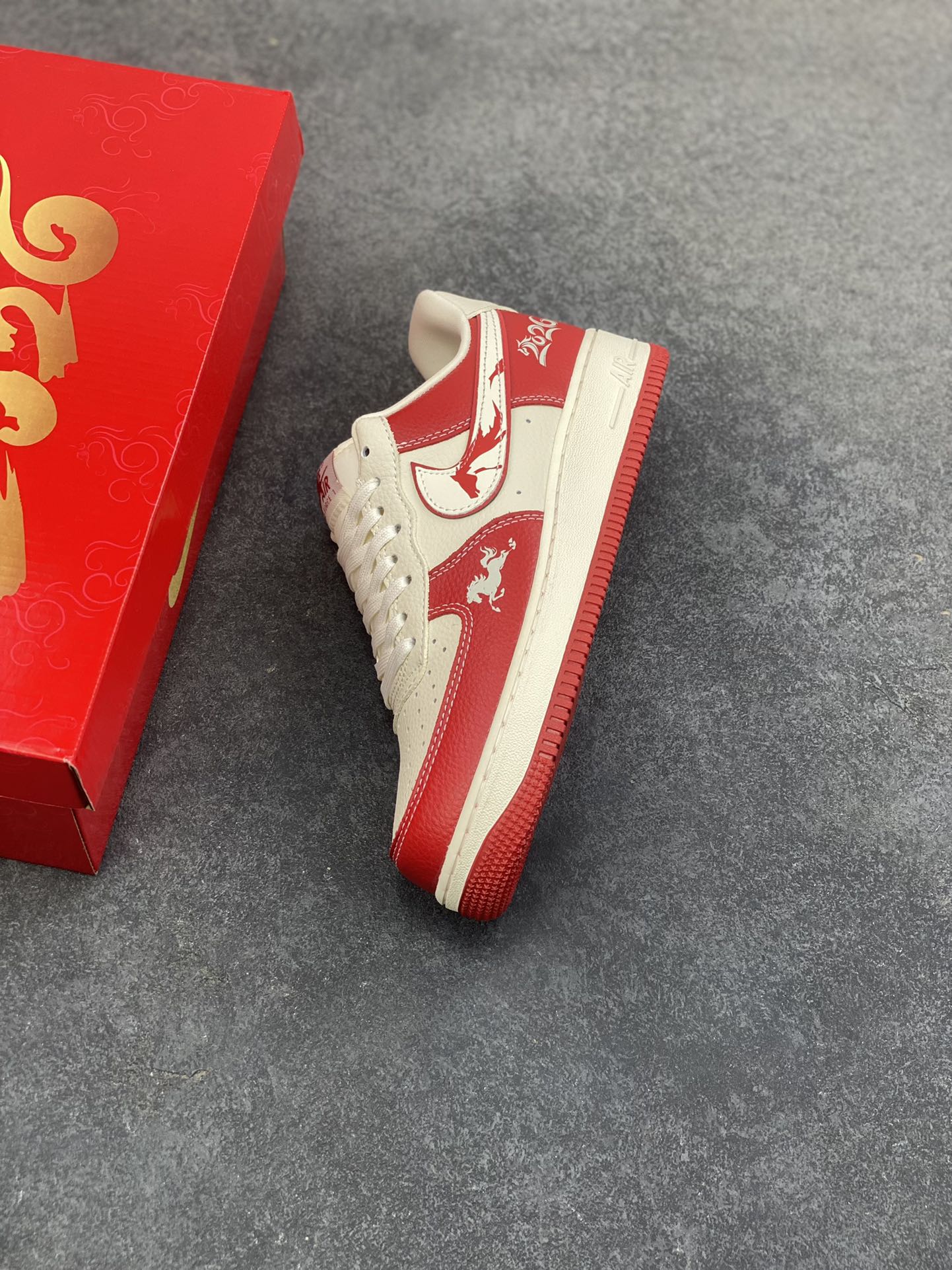 图片[7]-NIke Air Force 1 ‘07 Low “马年联名——荔纹红马”空军一号 低帮 运动鞋 休闲鞋 折边针车 工艺难度大 原楦头原纸板 原装鞋盒 定制五金配件 内置全掌气垫 原厂鞋底 货号：XL1979-134 尺码：36 36.5 37.5 38 38.5 39 40 40.5 41 42 42.5 43 44 44.5 45-选品中心