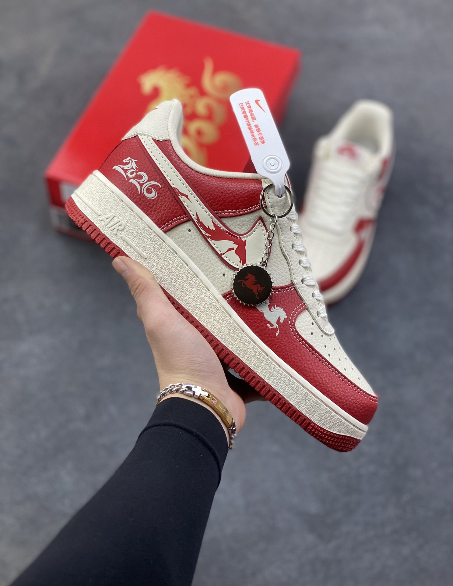 NIke Air Force 1 ‘07 Low “马年联名——荔纹红马”空军一号 低帮 运动鞋 休闲鞋 折边针车 工艺难度大 原楦头原纸板 原装鞋盒 定制五金配件 内置全掌气垫 原厂鞋底 货号：XL1979-134 尺码：36 36.5 37.5 38 38.5 39 40 40.5 41 42 42.5 43 44 44.5 45-选品中心
